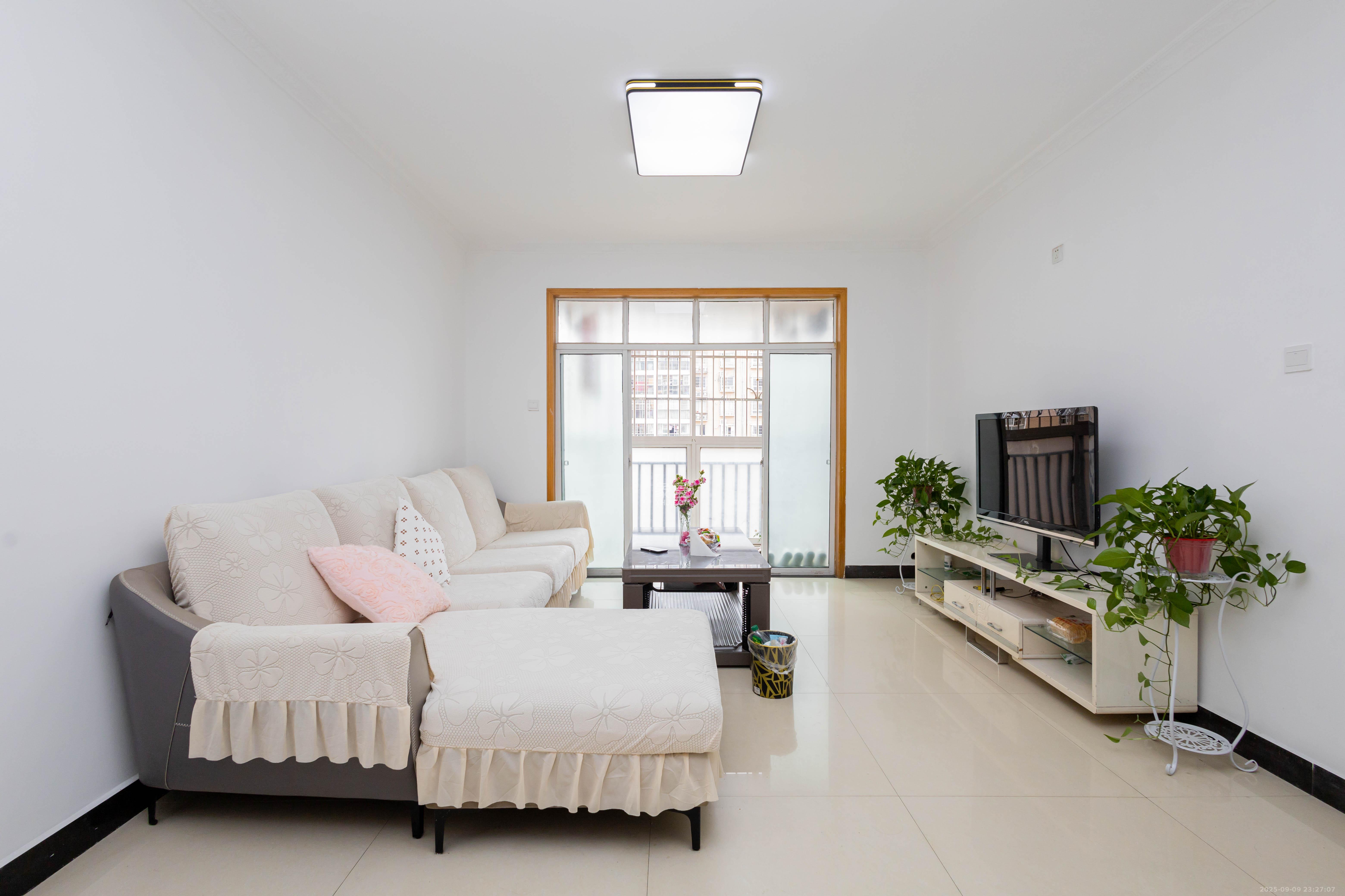 丁家高层公寓(领尚公寓)  3室2厅1卫    38.0万 丁家高层公寓(领尚公寓)  3室2厅1卫    38.0万客厅