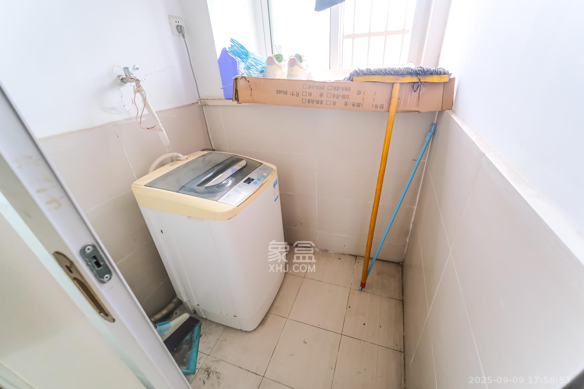 月亮湾草莓街区一、二期  1室1厅1卫    19.8万阳台