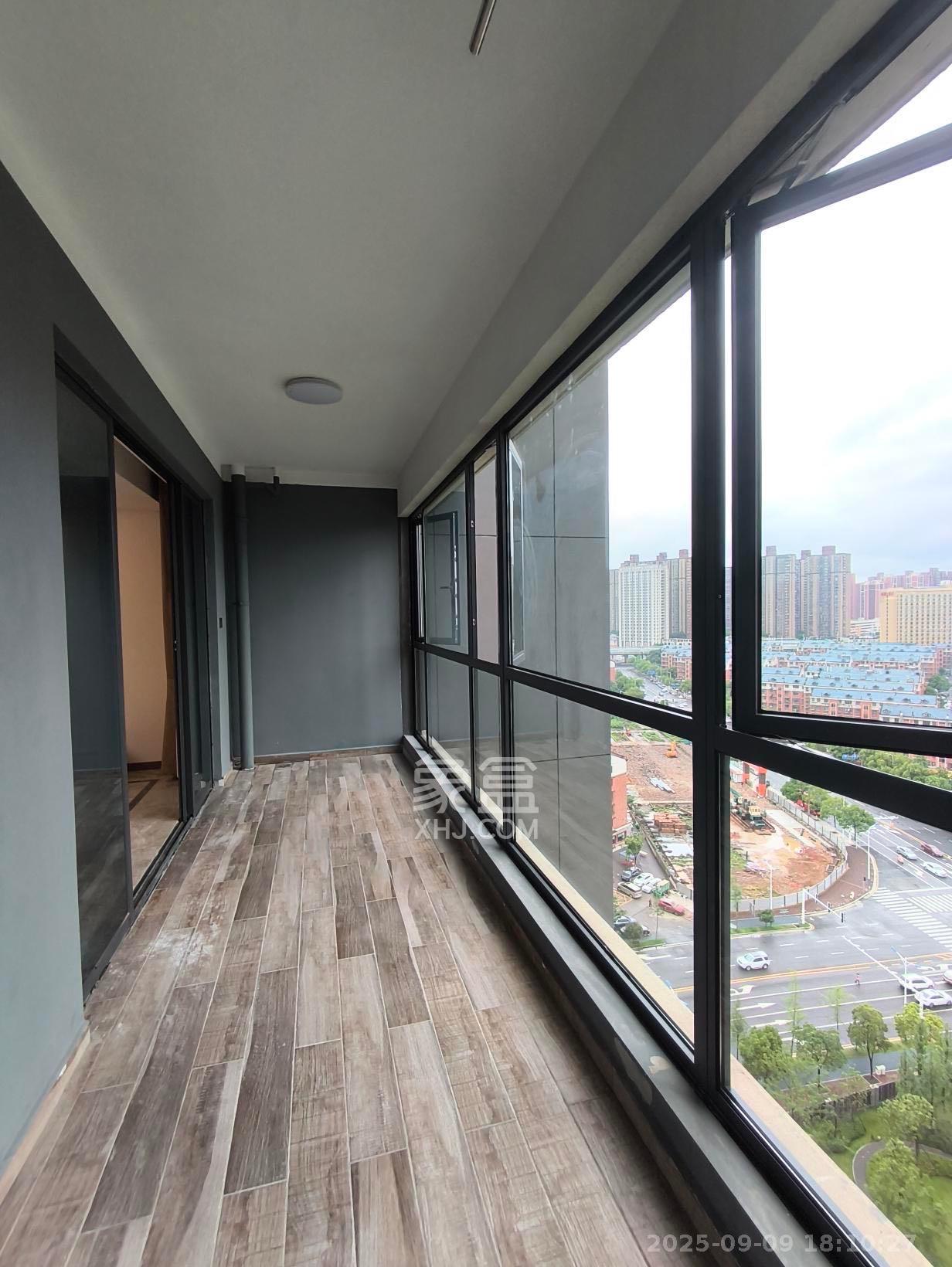 绿地V岛  4室2厅2卫    5000.0元/月室内图