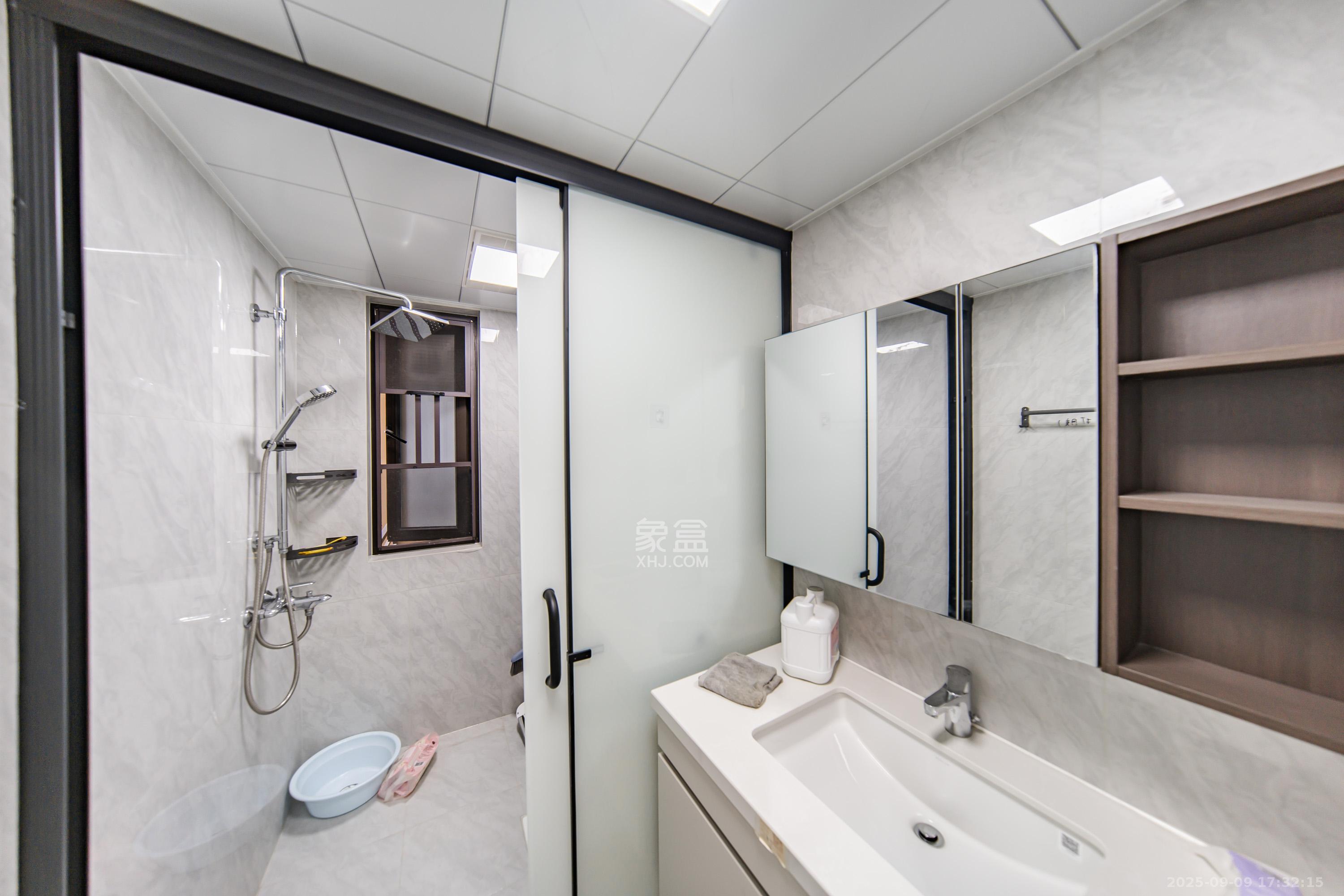 蓝光雍锦半岛 2室1厅1卫 128.0万 蓝光雍锦半岛 2室1厅1卫 128.0万卫生间