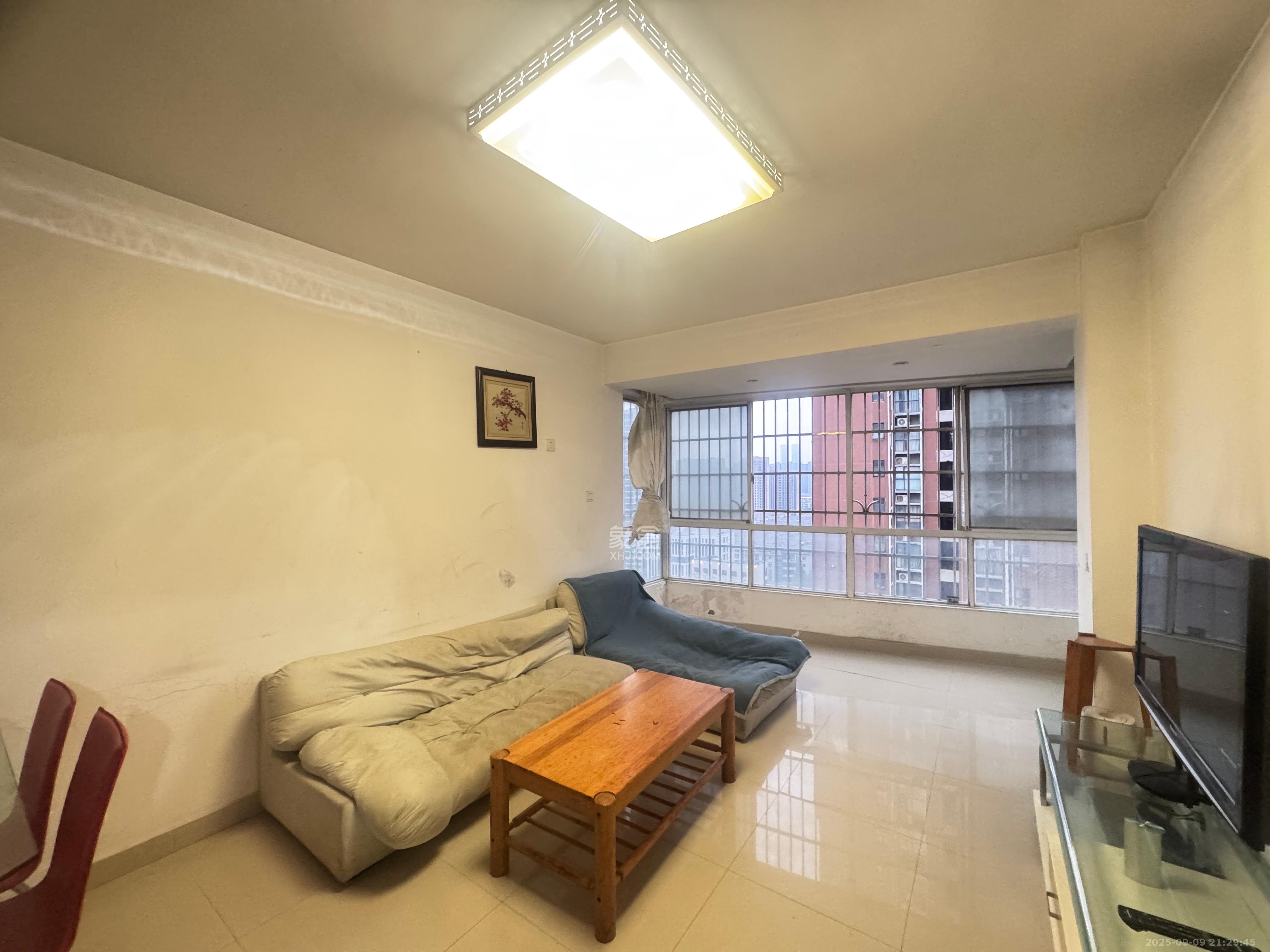 山水华景  3室2厅1卫    2100.0元/月