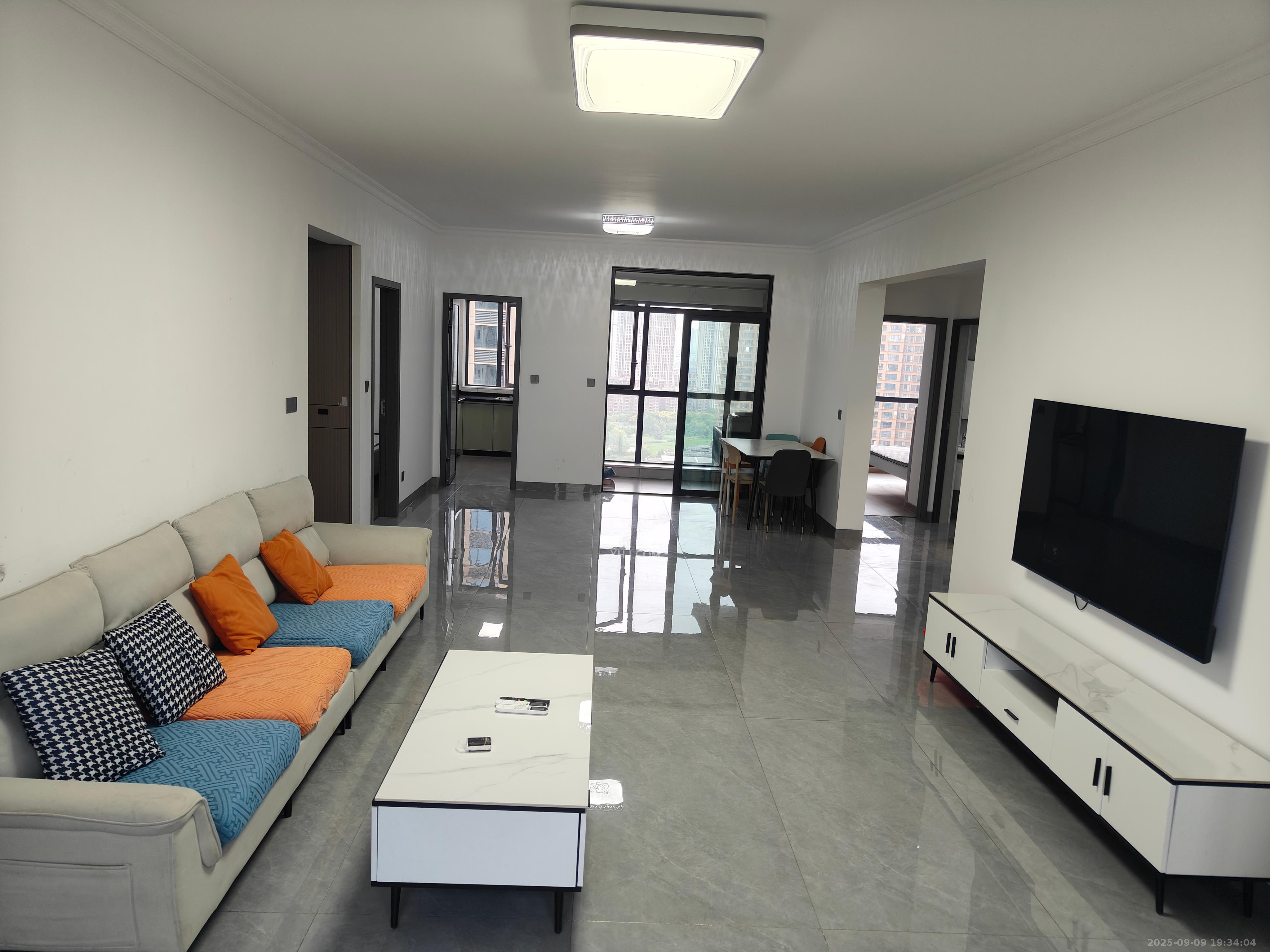 奥园冠军城 4室2厅2卫 2000.0元/月 奥园冠军城 4室2厅2卫 2000.0元/月室内图