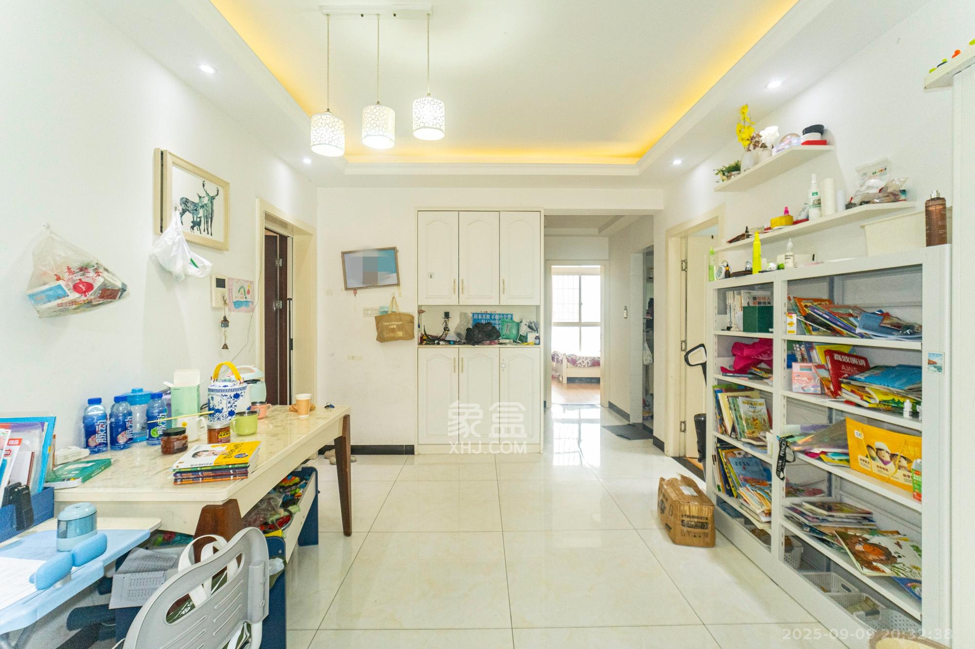 MOMA当代广场  4室2厅2卫    81.8万客厅
