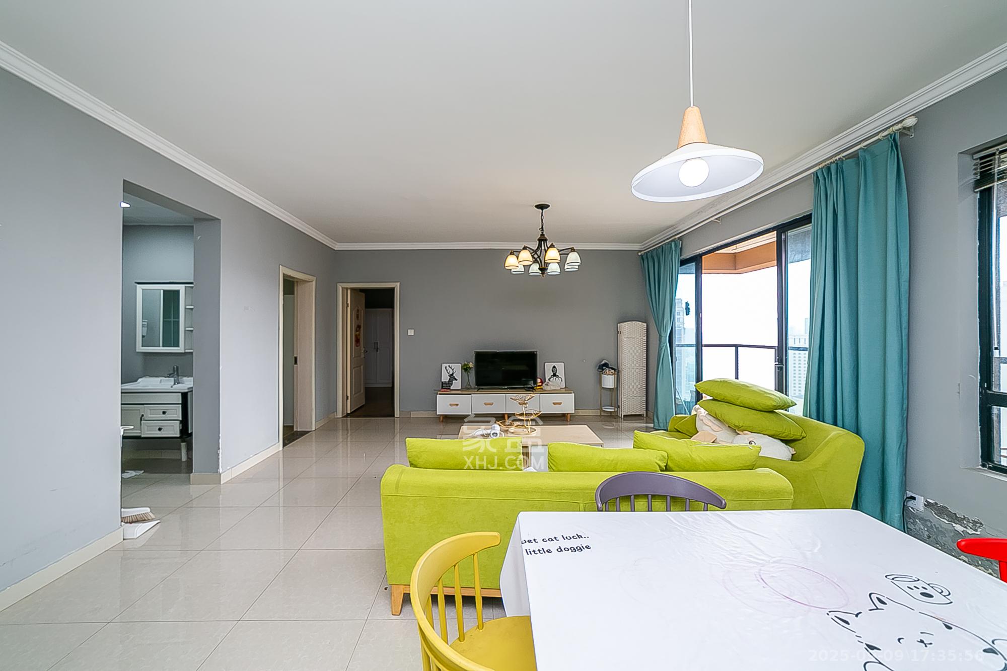 荣悦台 3室2厅2卫 200.0万 荣悦台 3室2厅2卫 200.0万客厅