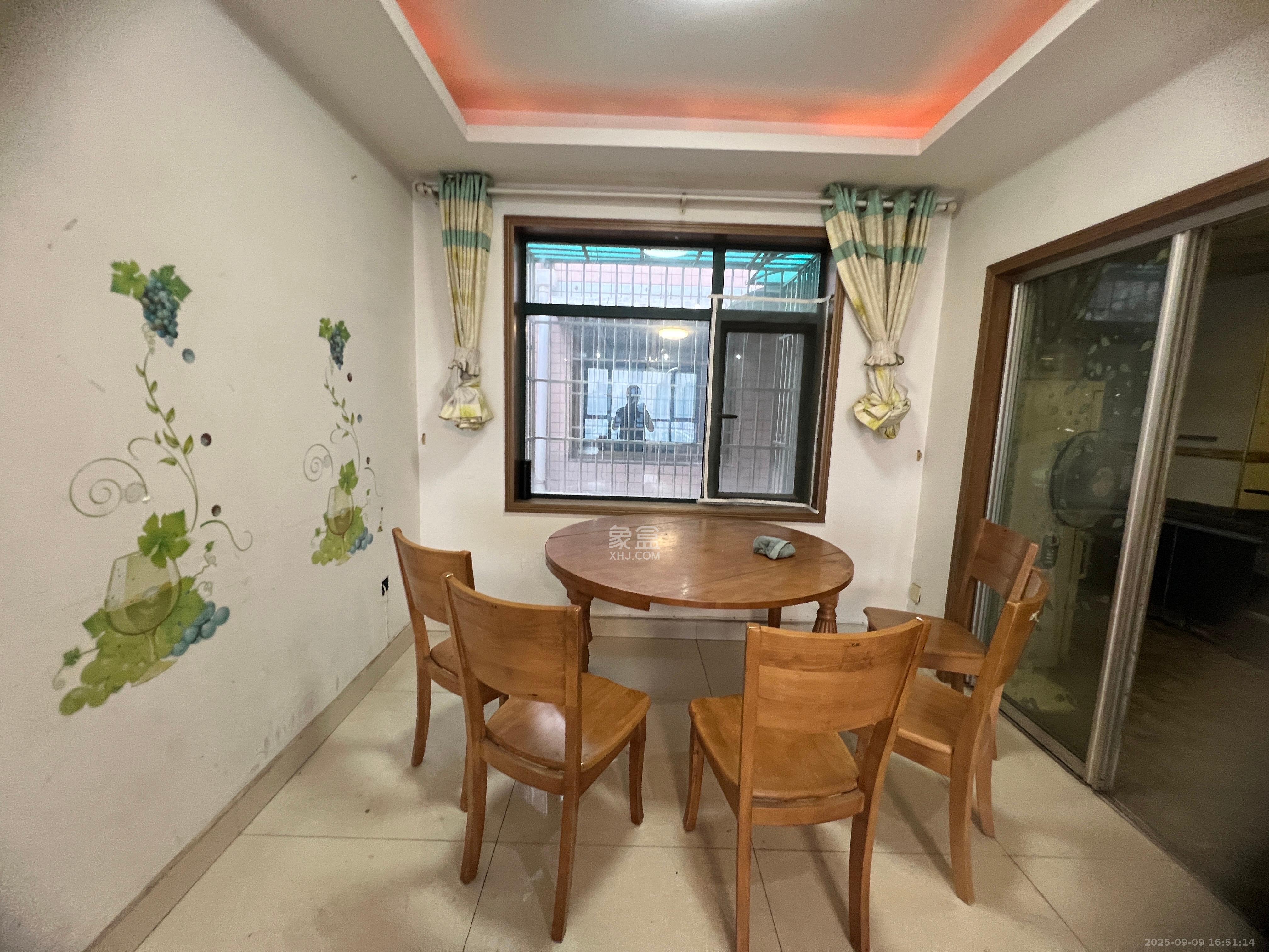 南明苑西区 4室2厅1卫 2700.0元/月 南明苑西区 4室2厅1卫 2700.0元/月室内图