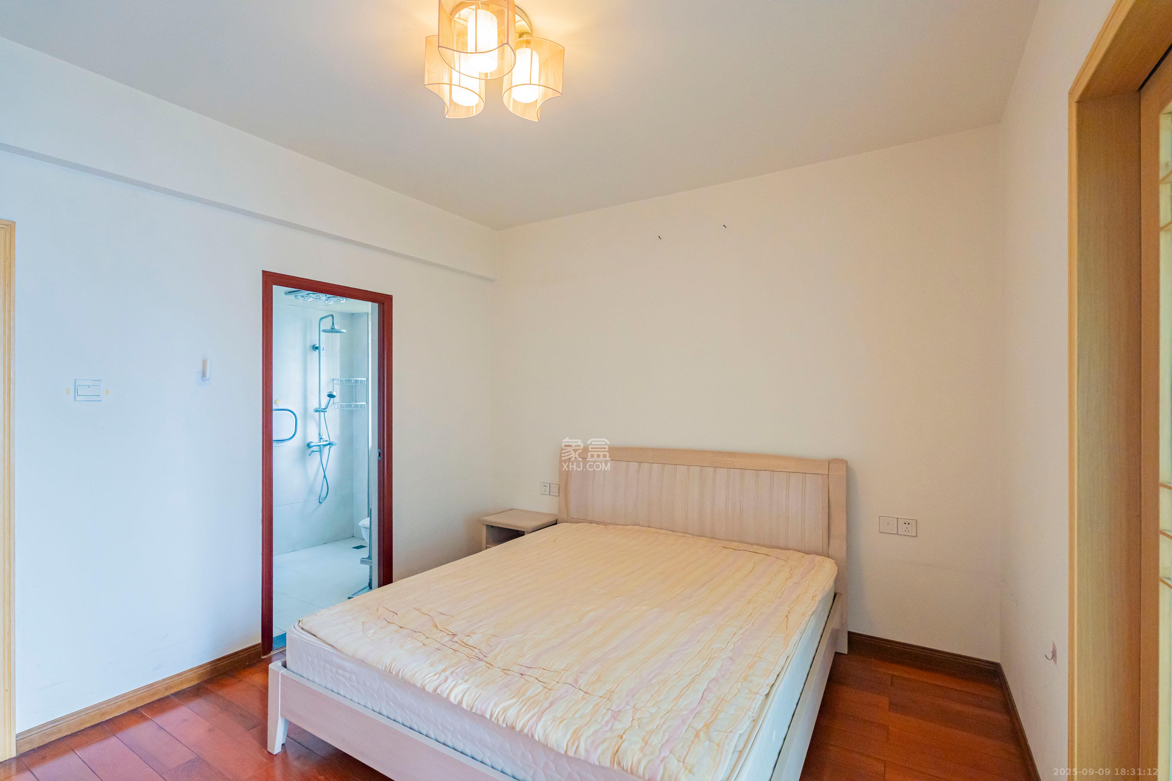 月湖兰庭  3室2厅2卫    100.0万卧室