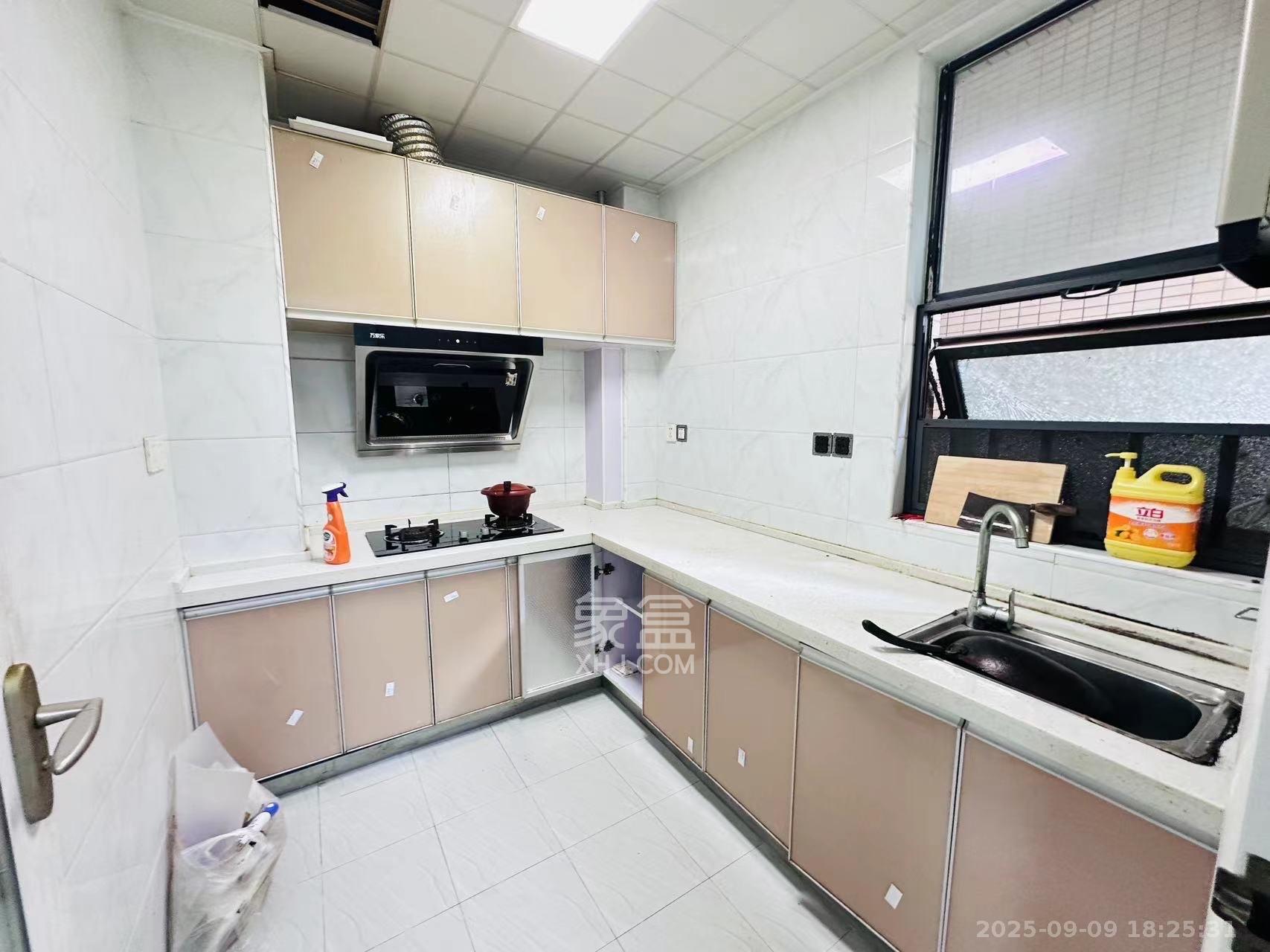 慢步江湾  3室2厅2卫    2500.0元/月室内图