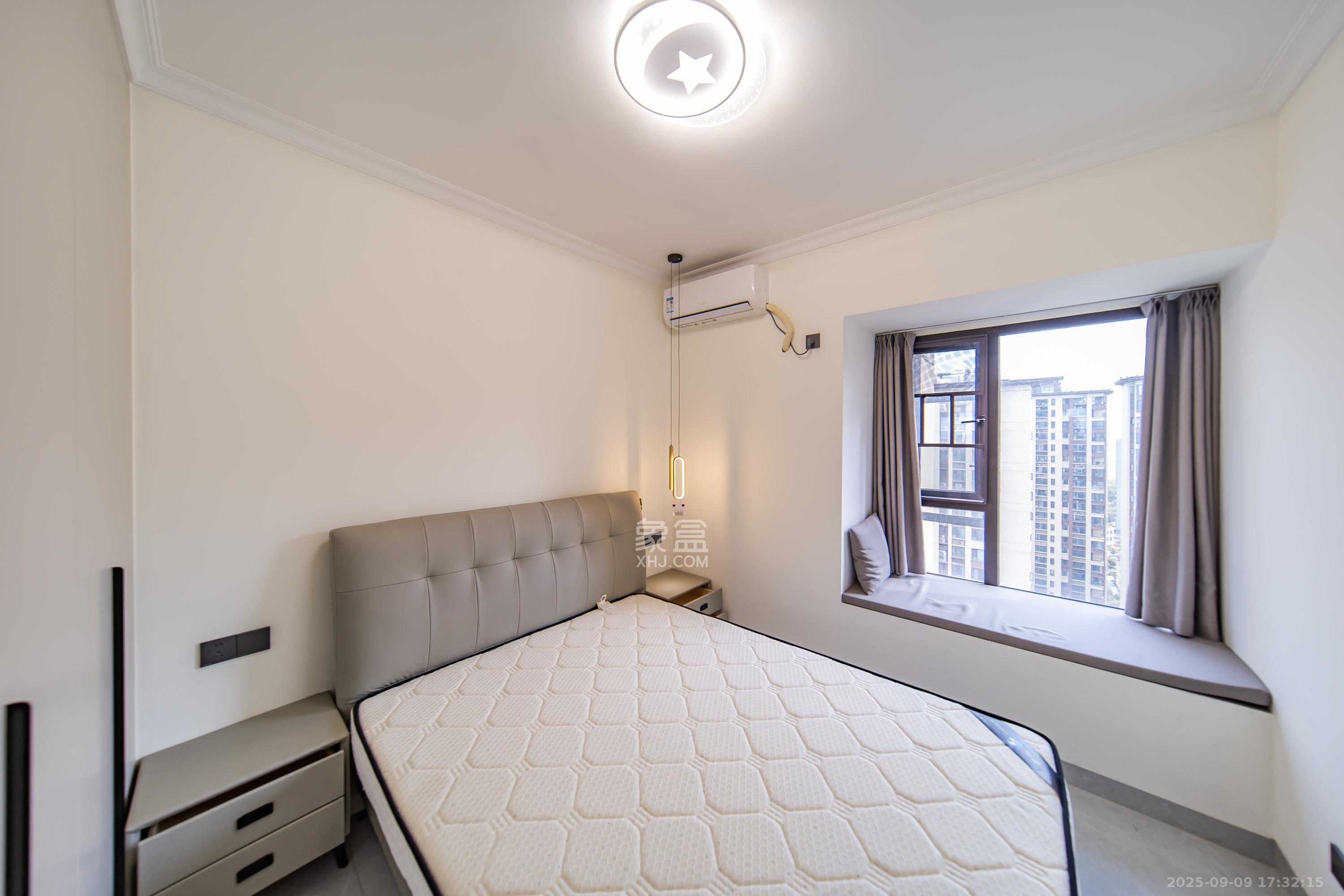 蓝光雍锦半岛 2室1厅1卫 128.0万 蓝光雍锦半岛 2室1厅1卫 128.0万卧室