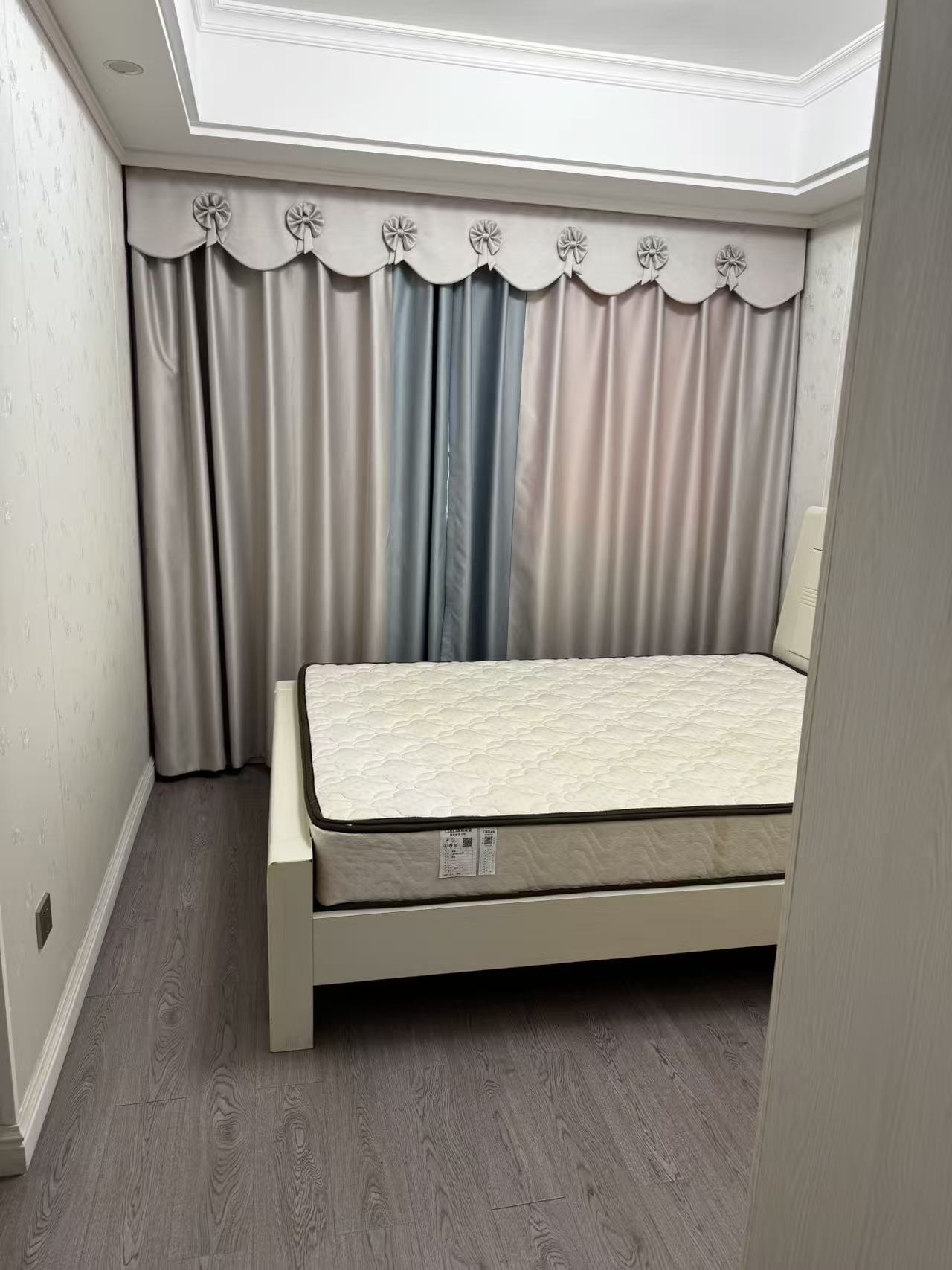 美的梧桐庄园  3室2厅2卫    75.0万客厅