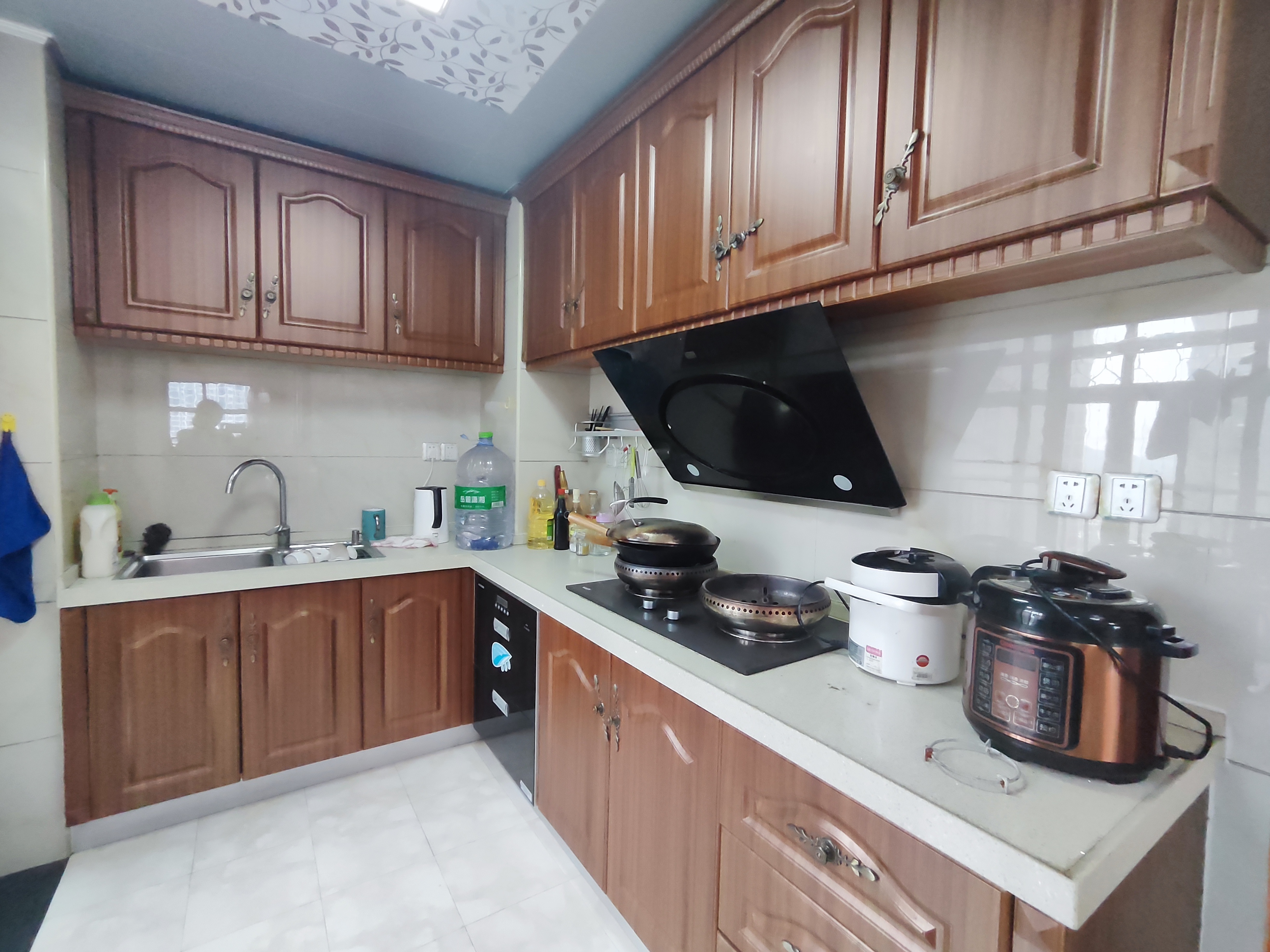 湾田家园  3室2厅1卫    2000.0元/月 湾田家园  3室2厅1卫    2000.0元/月室内图