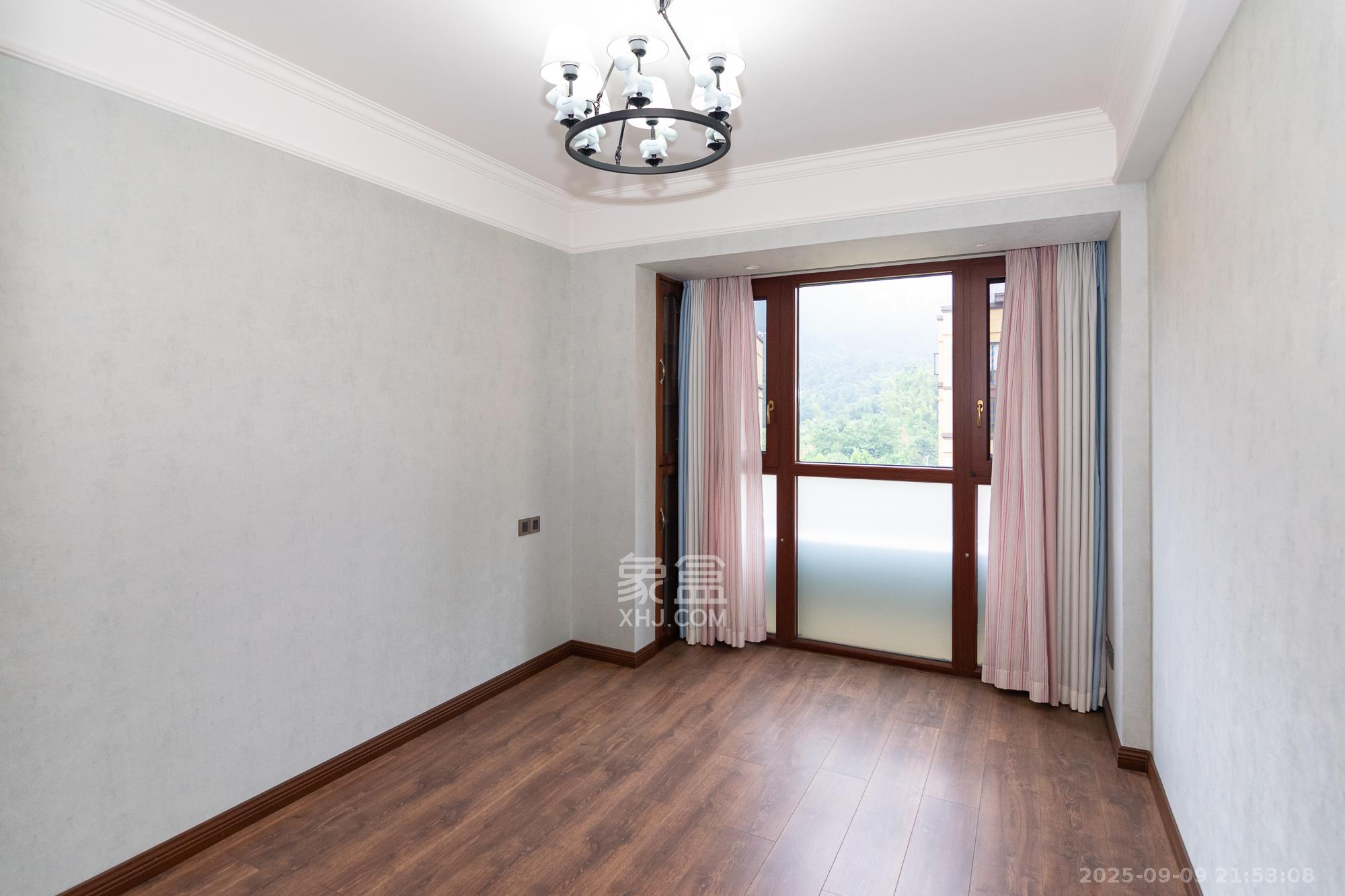 澳海谷山府  5室2厅2卫    126.0万卧室