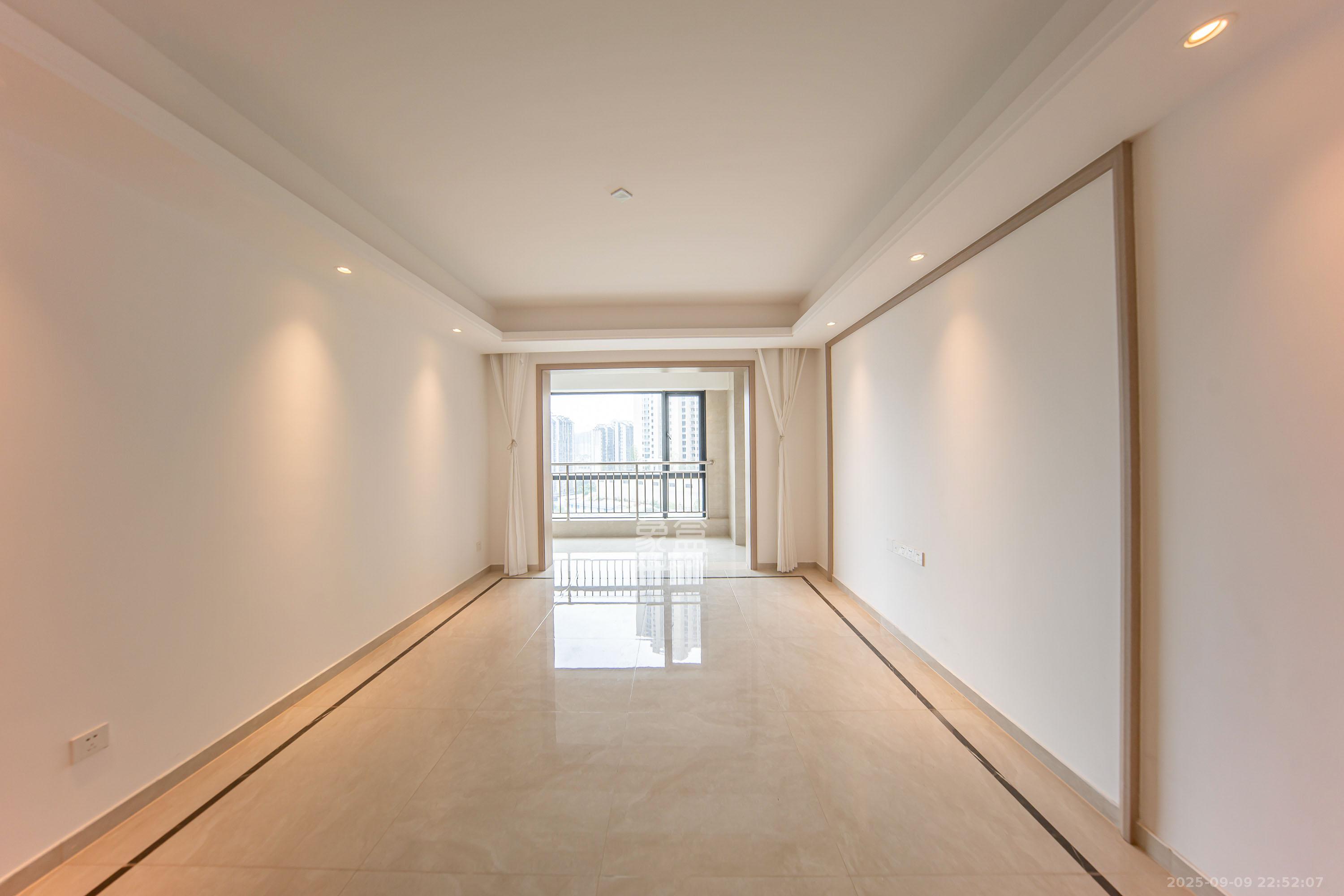 建投象山国际  3室2厅2卫    129.0万 建投象山国际  3室2厅2卫    129.0万客厅