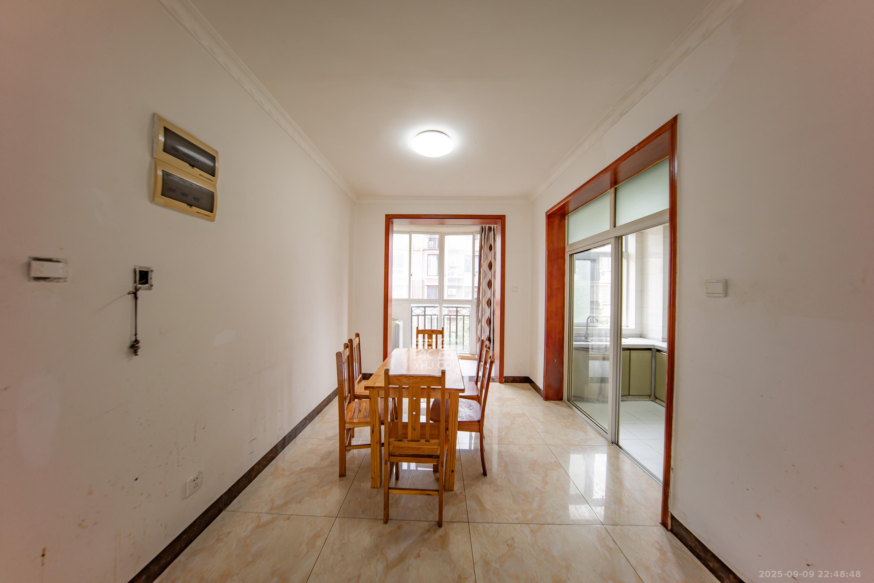 枫华府第 3室2厅2卫 65.0万 枫华府第 3室2厅2卫 65.0万客厅