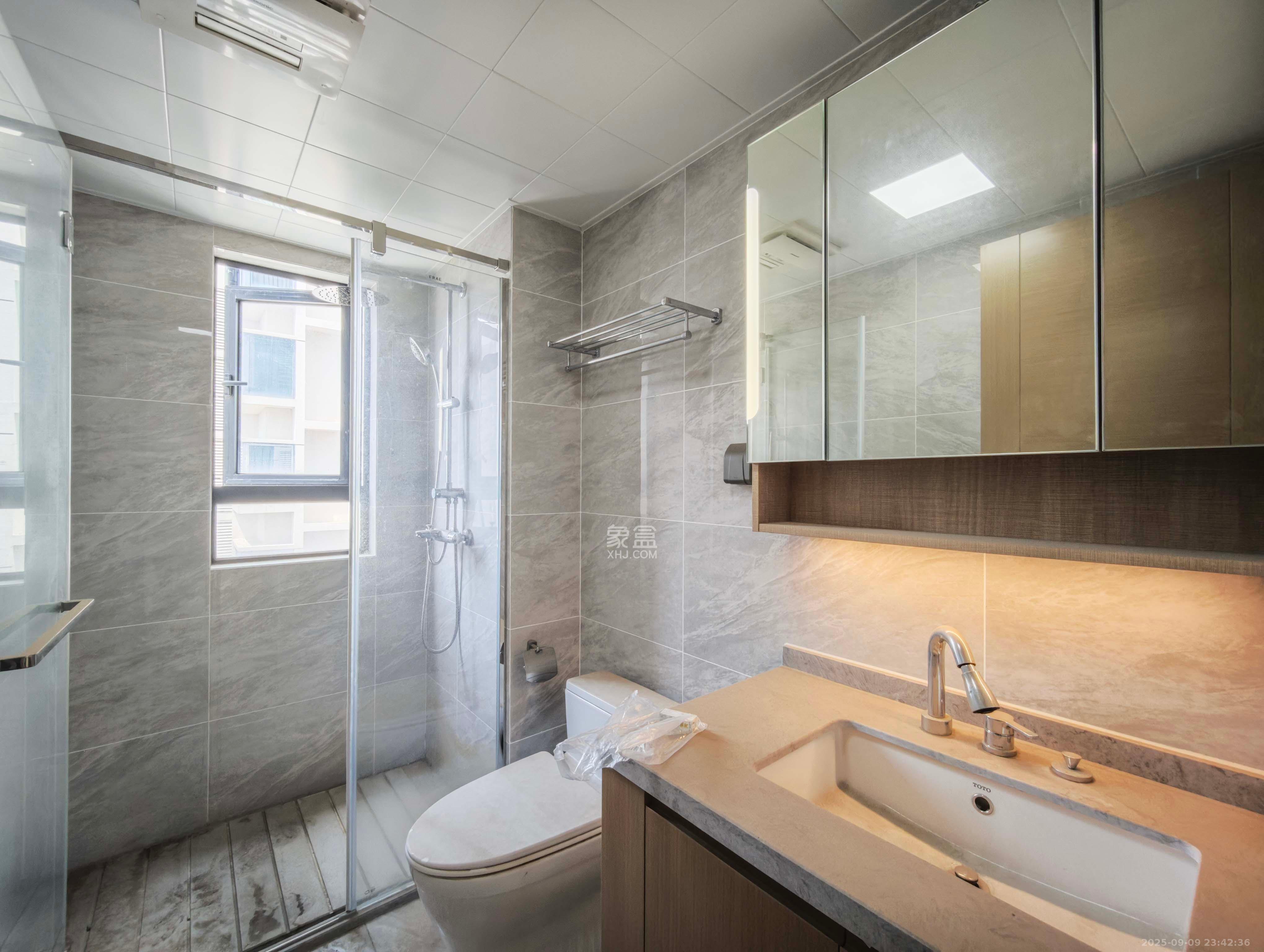 万科魅力之城  4室2厅2卫    139.8万卫生间