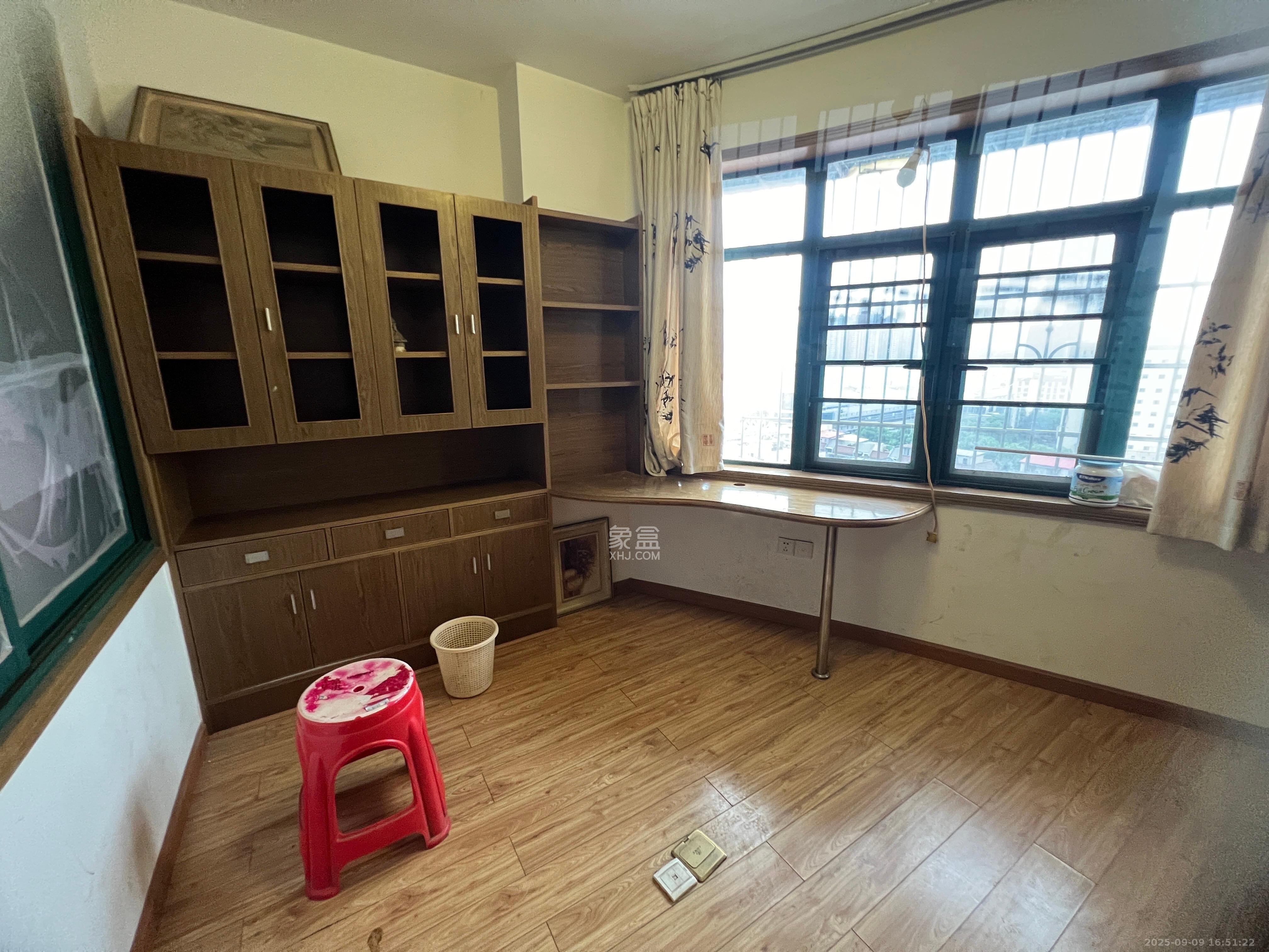 南明苑西区 4室2厅1卫 2700.0元/月 南明苑西区 4室2厅1卫 2700.0元/月室内图