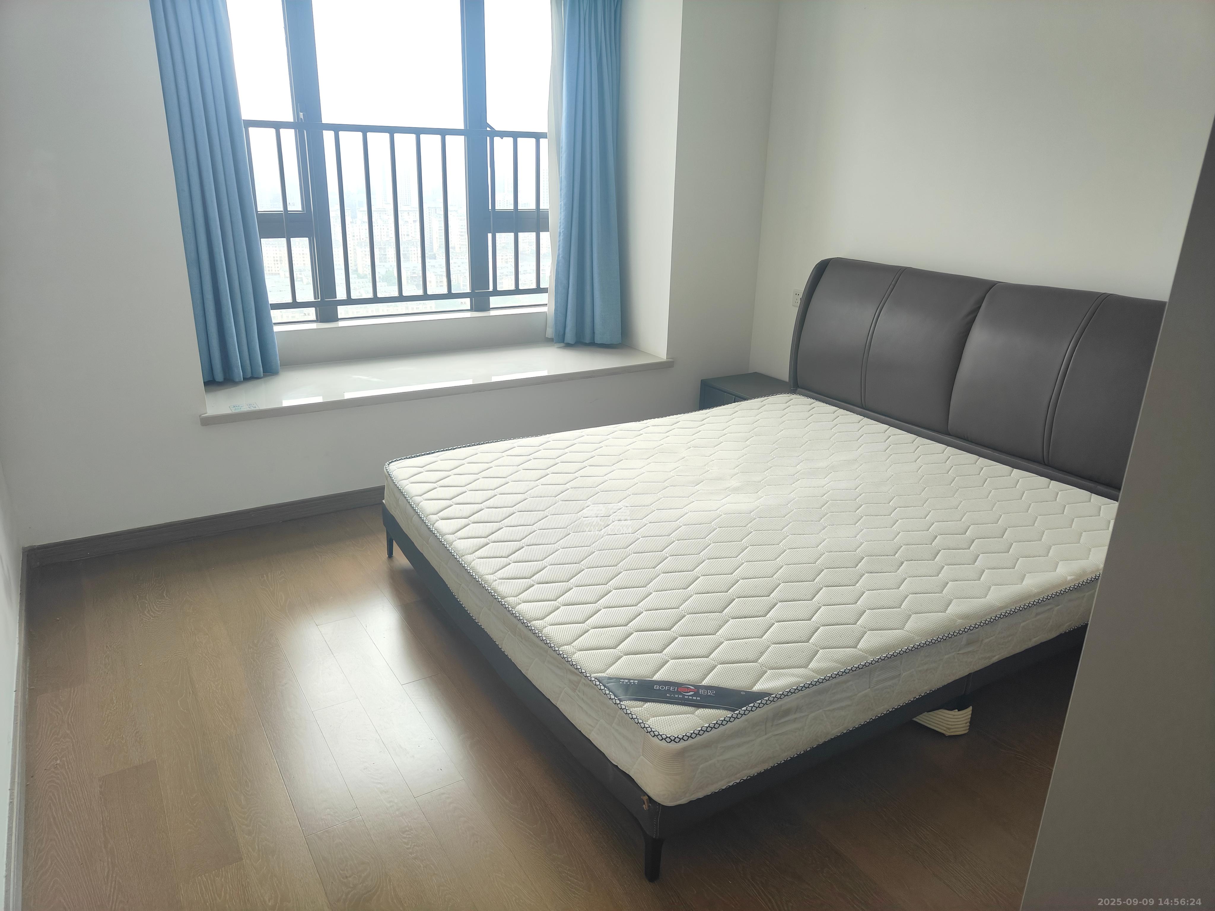 龙湖铂金中心（龙湖春江郦城）  3室2厅2卫   5200.00元/月室内图