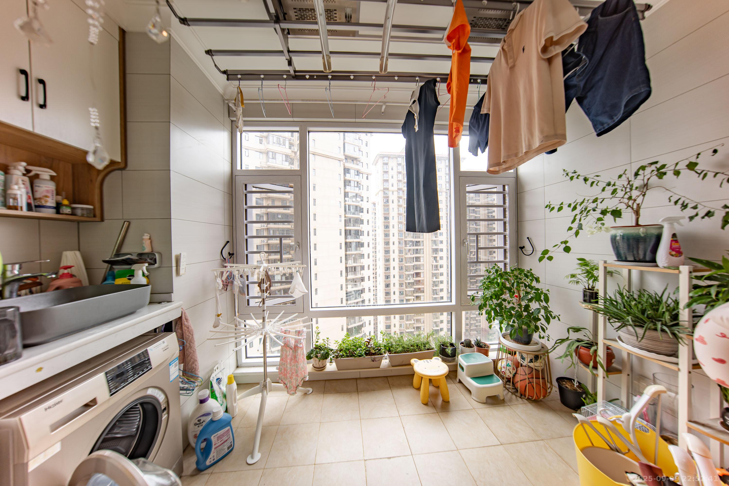 江山帝景哈佛 3室2厅1卫 79.8万 江山帝景哈佛 3室2厅1卫 79.8万阳台