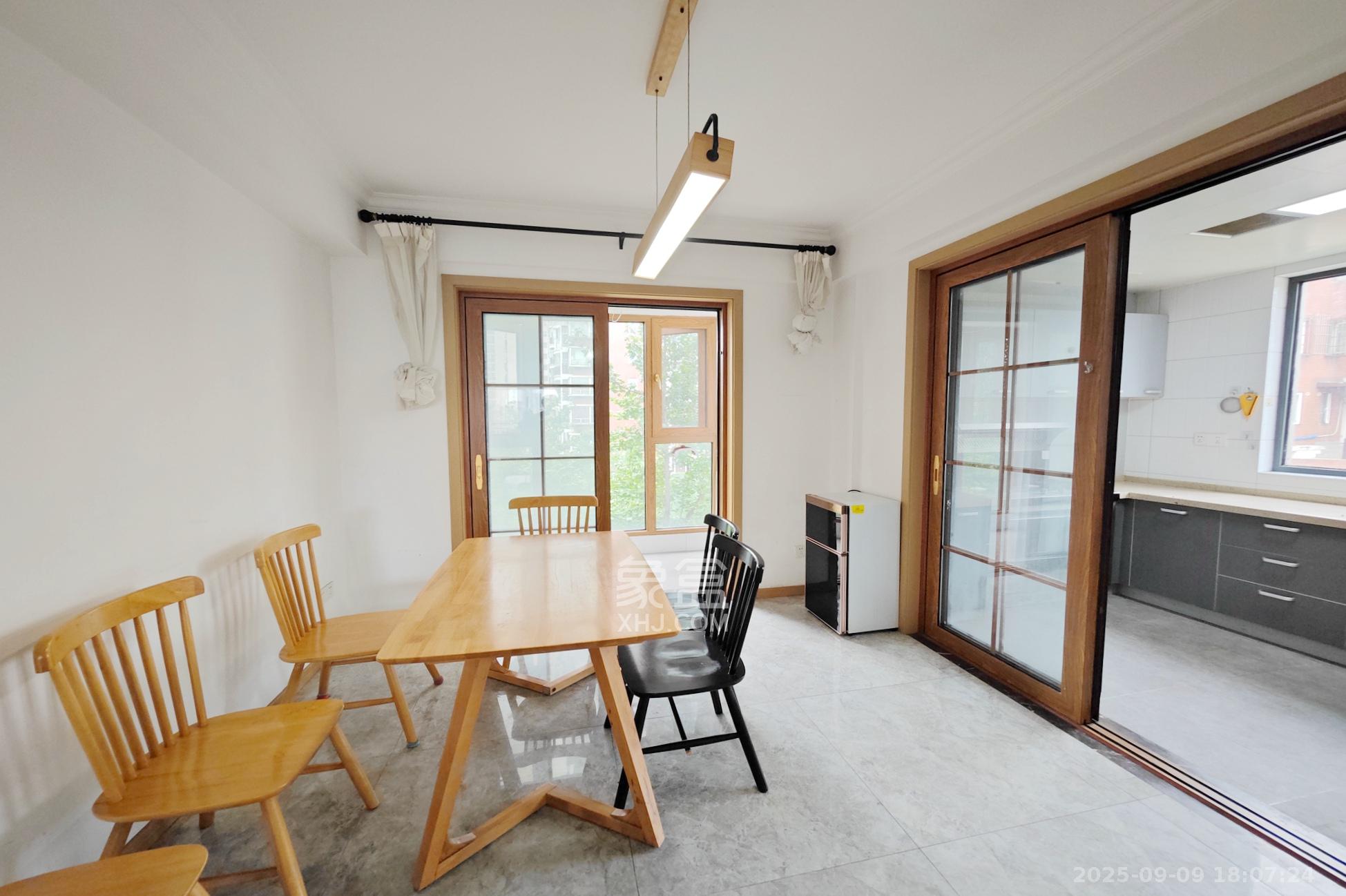 鸿铭中心  3室2厅2卫    188.0万 鸿铭中心  3室2厅2卫    188.0万客厅