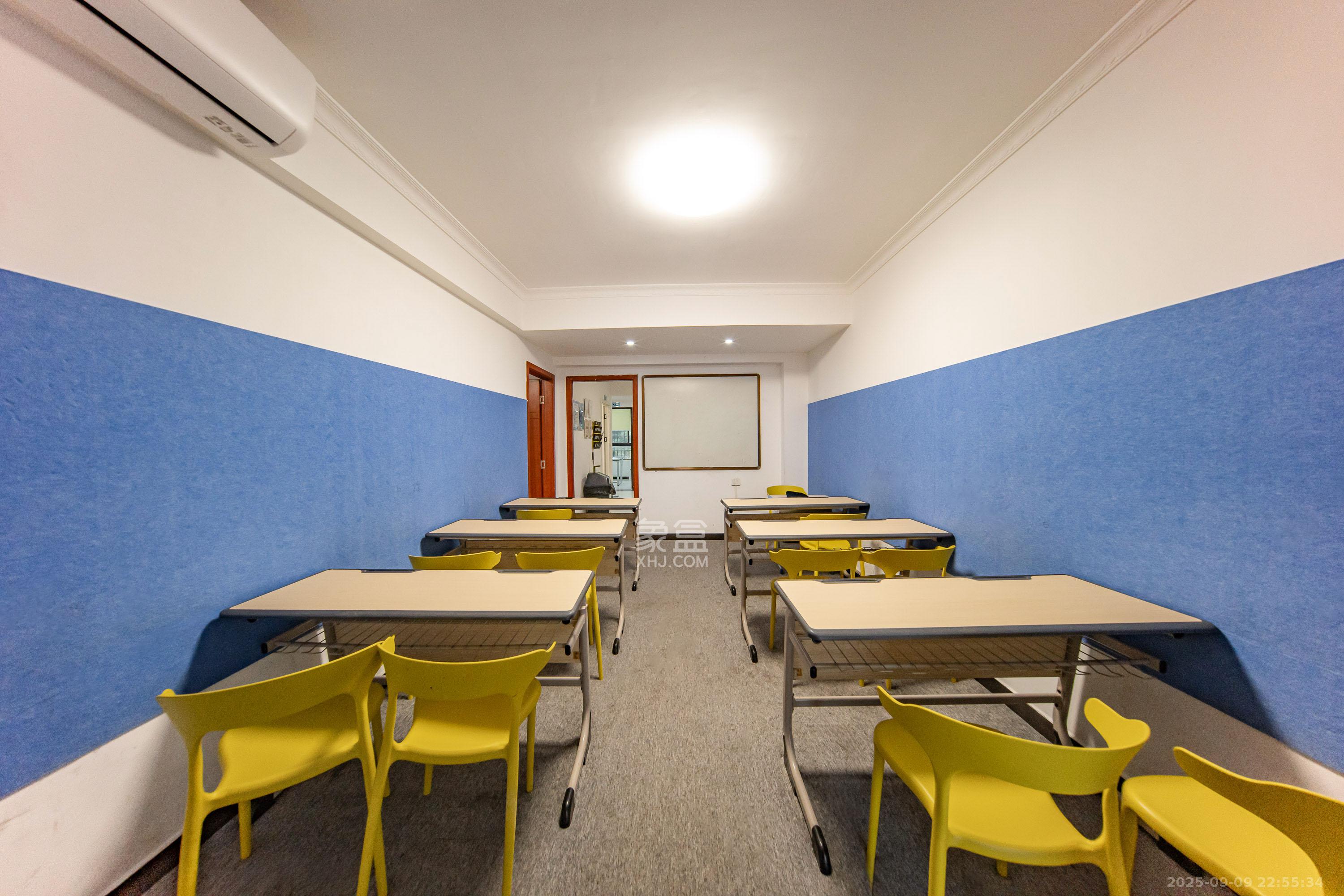 华润橡树湾 4室2厅2卫 90.0万 华润橡树湾 4室2厅2卫 90.0万客厅