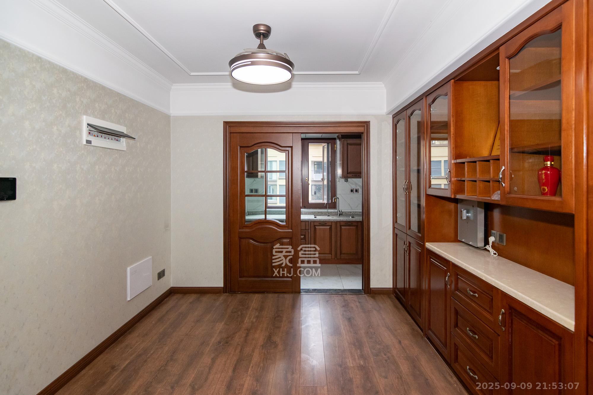 澳海谷山府  5室2厅2卫    126.0万客厅