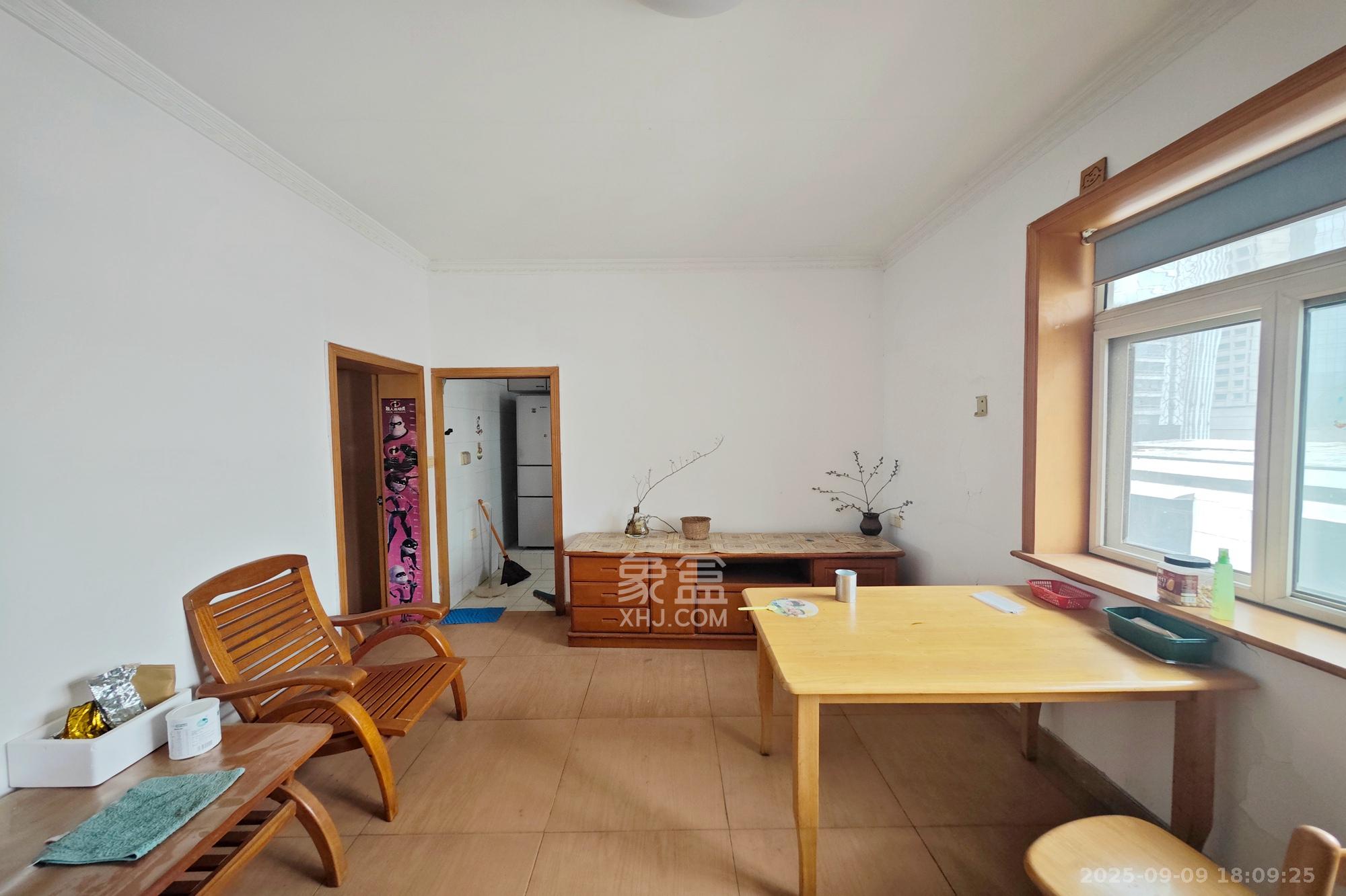 潇湘电影制片厂  3室1厅1卫    41.5万 潇湘电影制片厂  3室1厅1卫    41.5万客厅