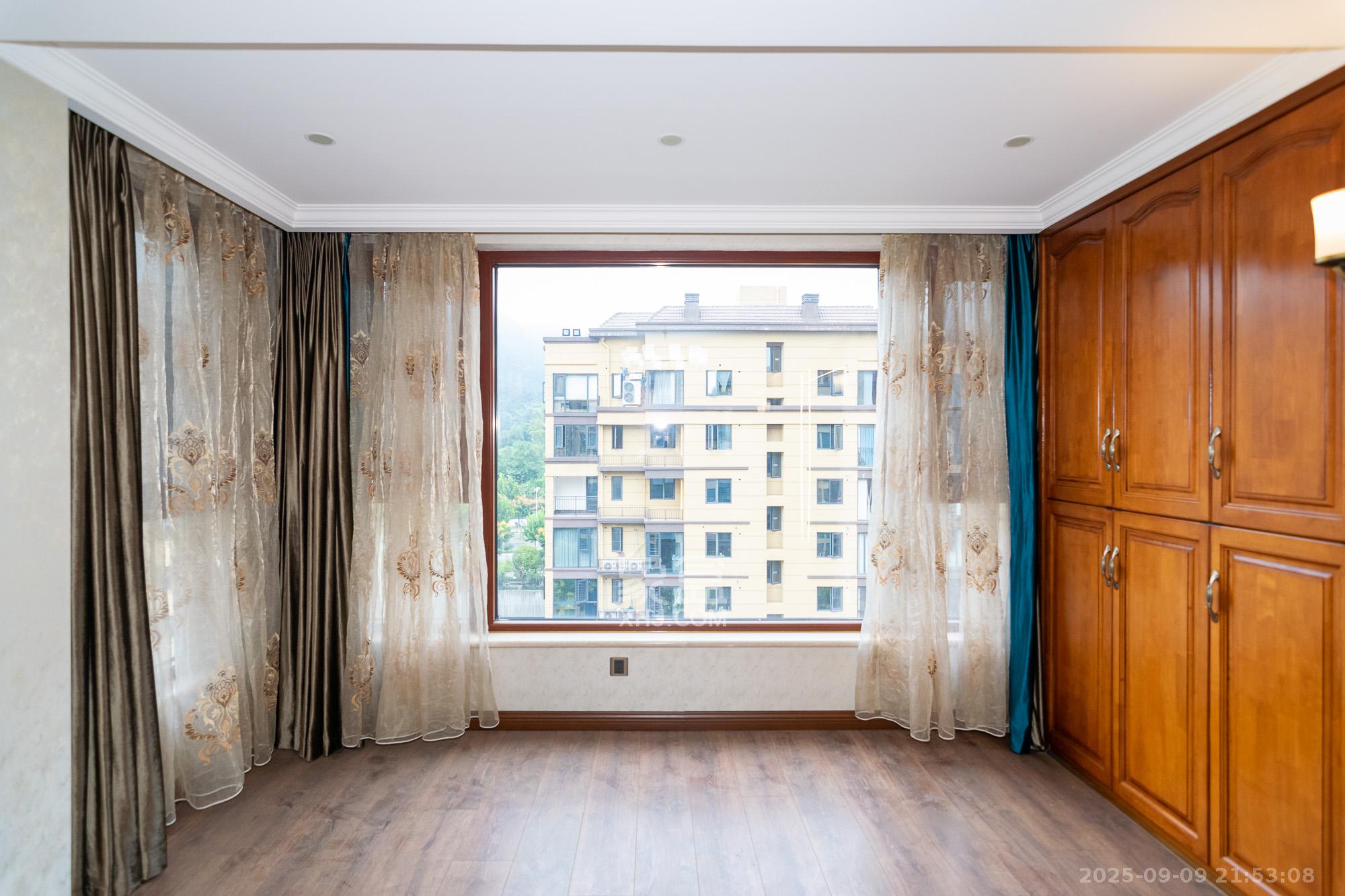 澳海谷山府  5室2厅2卫    126.0万阳台