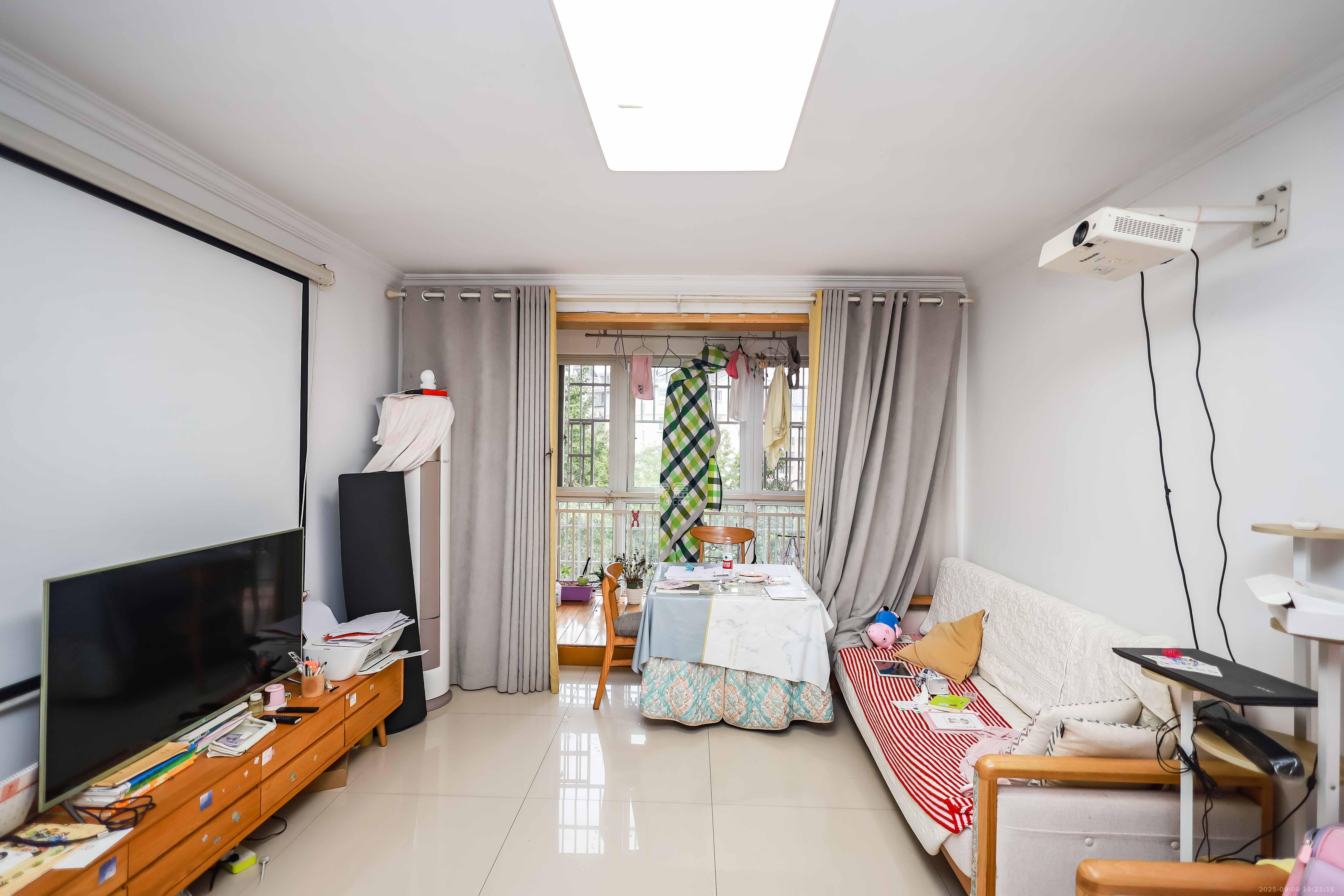 咸嘉新村悦峰园 2室2厅1卫 70.0万 咸嘉新村悦峰园 2室2厅1卫 70.0万客厅