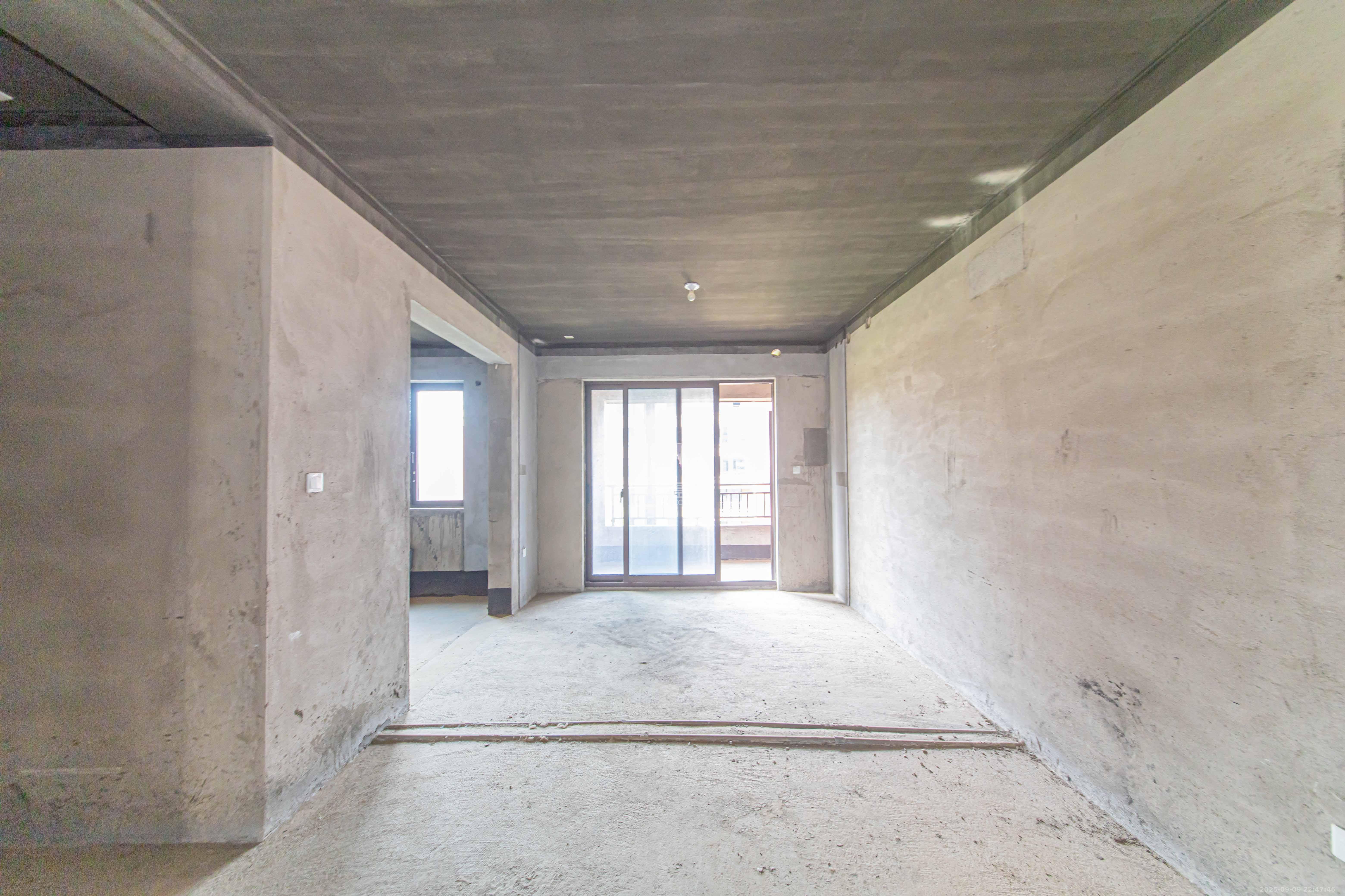 鑫远紫樾香山一期  5室2厅2卫    500.0万 鑫远紫樾香山一期  5室2厅2卫    500.0万客厅