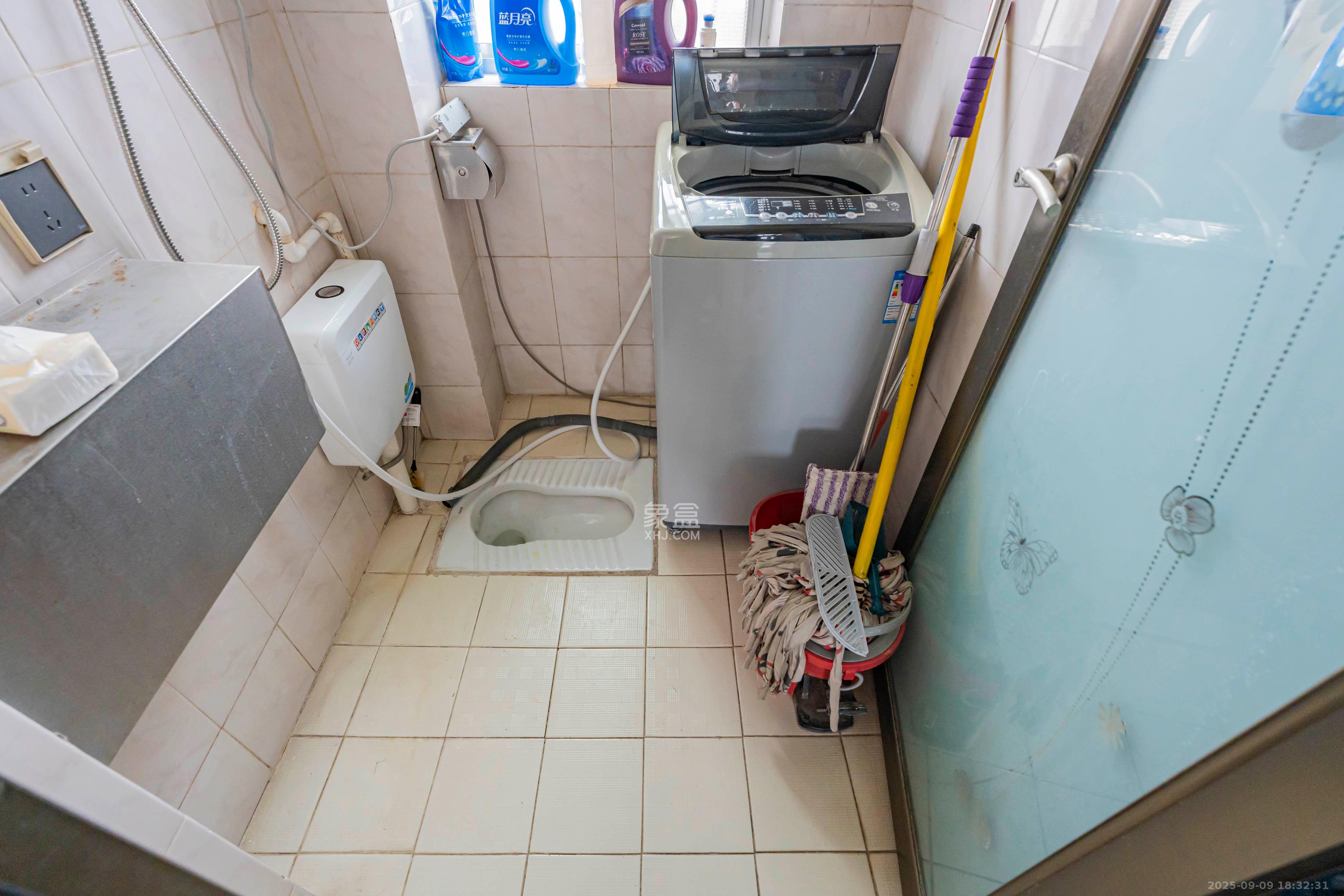 金鹰小区  3室2厅2卫    78.0万卫生间