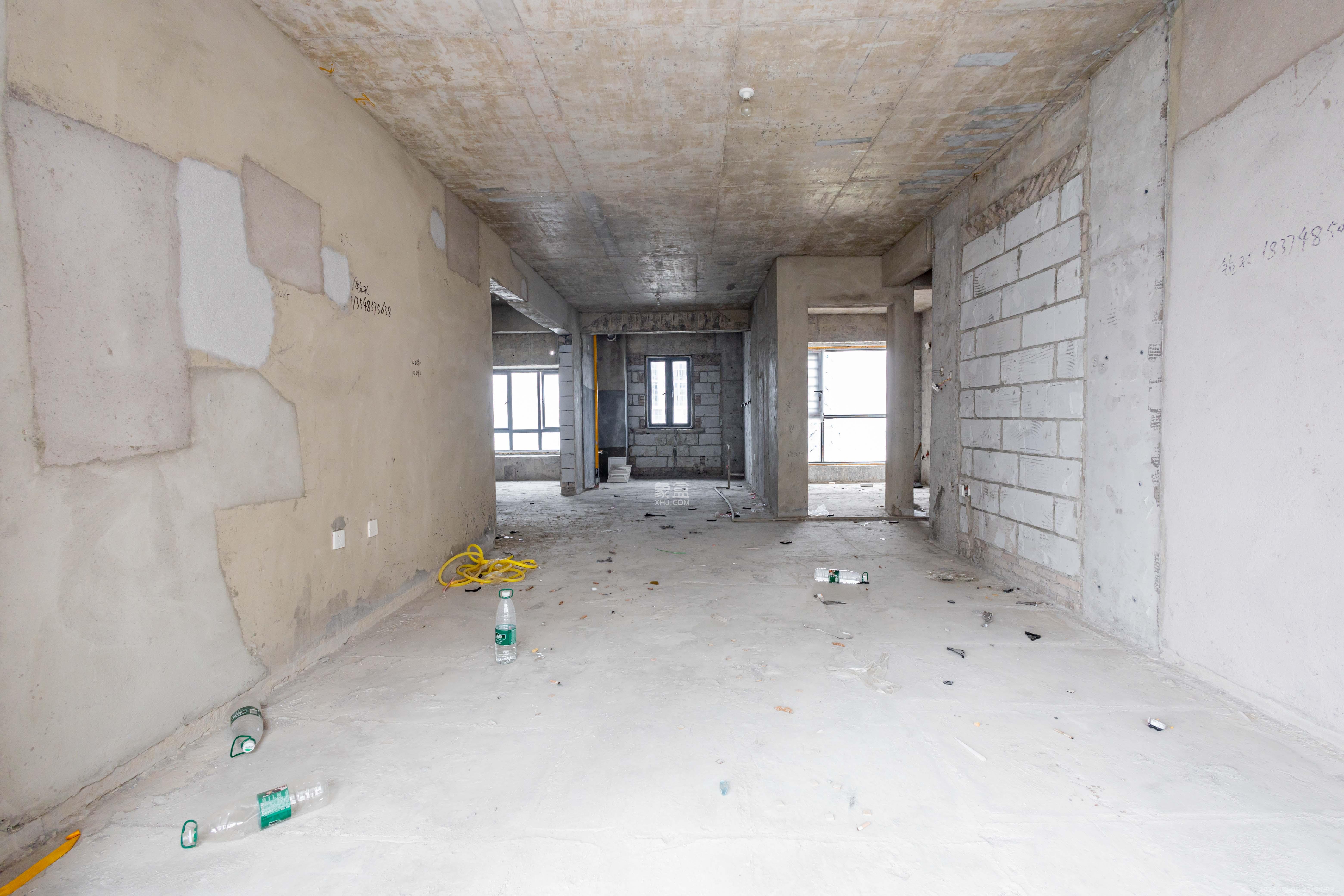 敏捷珑玥府  3室2厅2卫    67.0万客厅