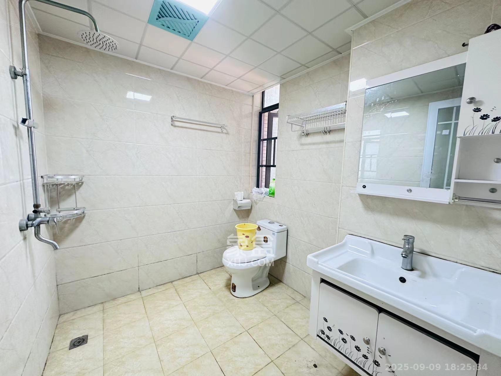 慢步江湾  3室2厅2卫    2500.0元/月 慢步江湾  3室2厅2卫    2500.0元/月室内图