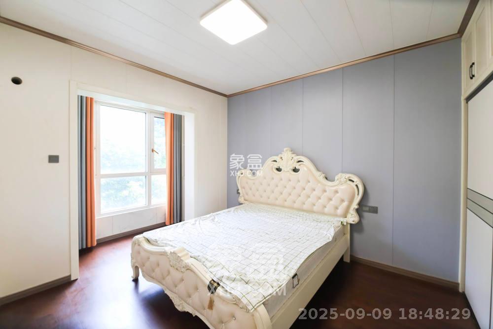 长房半岛蓝湾（观山月）  3室2厅2卫   2500.00元/月室内图