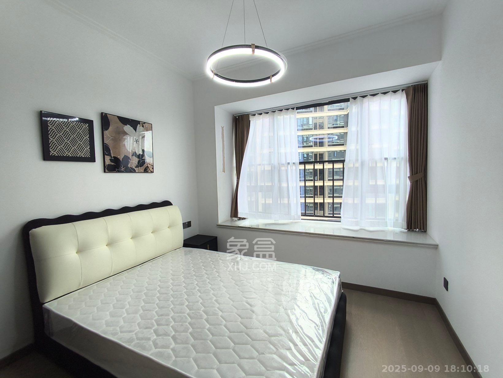 绿地V岛  4室2厅2卫    5000.0元/月室内图