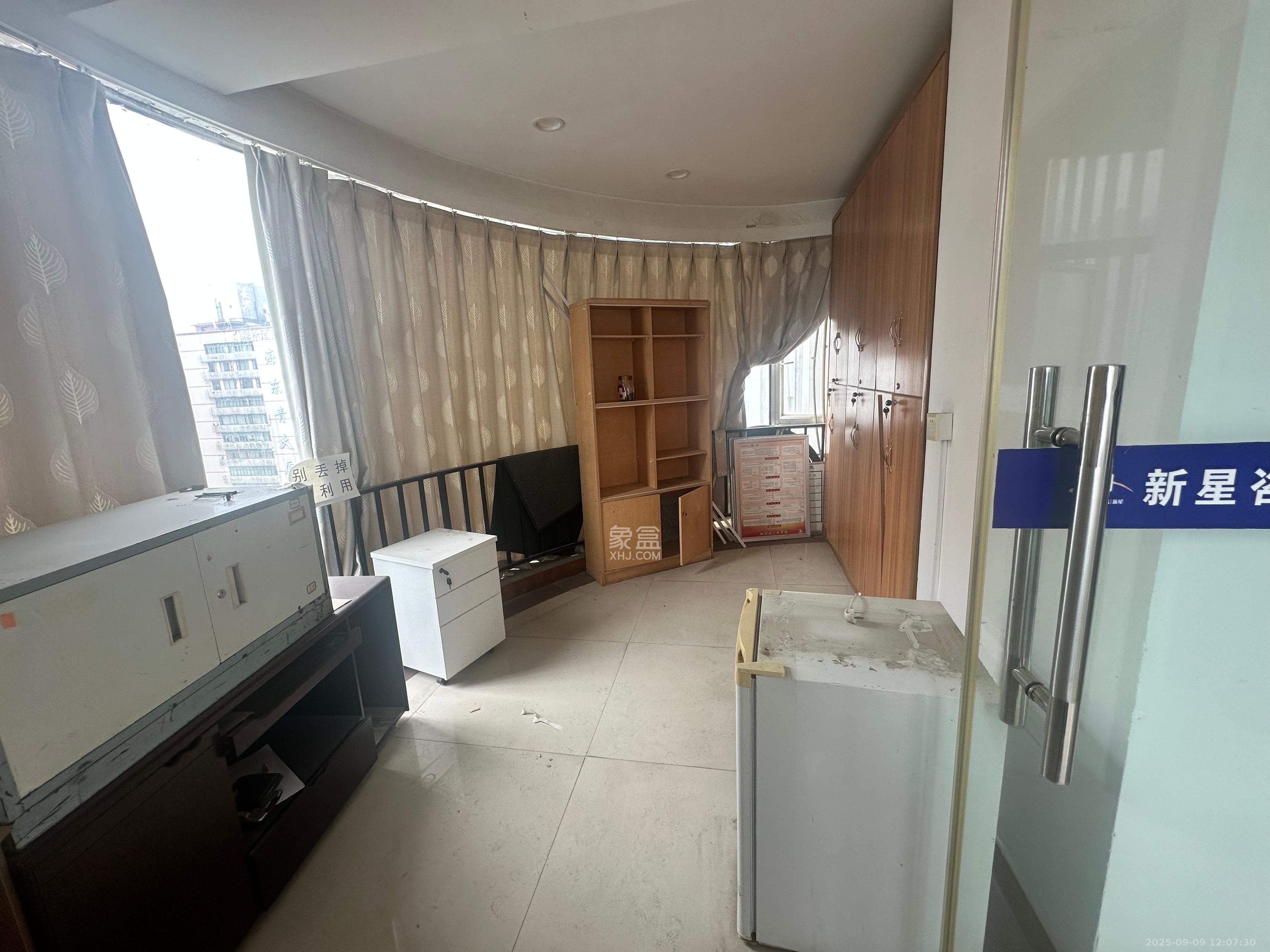 建鸿达现代城  4室2厅2卫    13500.0元/月室内图