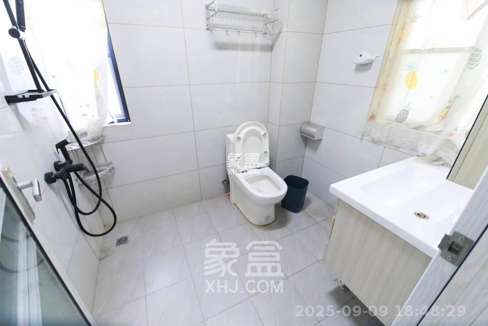 长房半岛蓝湾（观山月）  3室2厅2卫   2500.00元/月室内图
