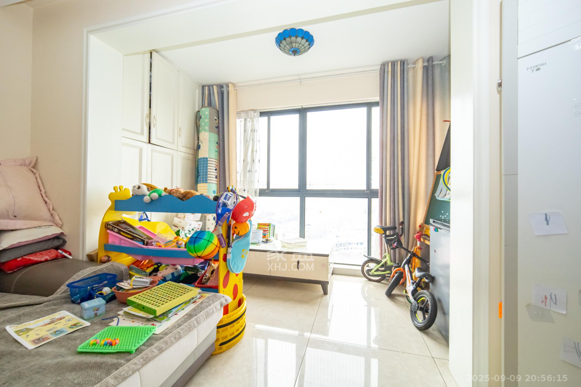 丰源国际 3室2厅2卫 82.0万 丰源国际 3室2厅2卫 82.0万阳台