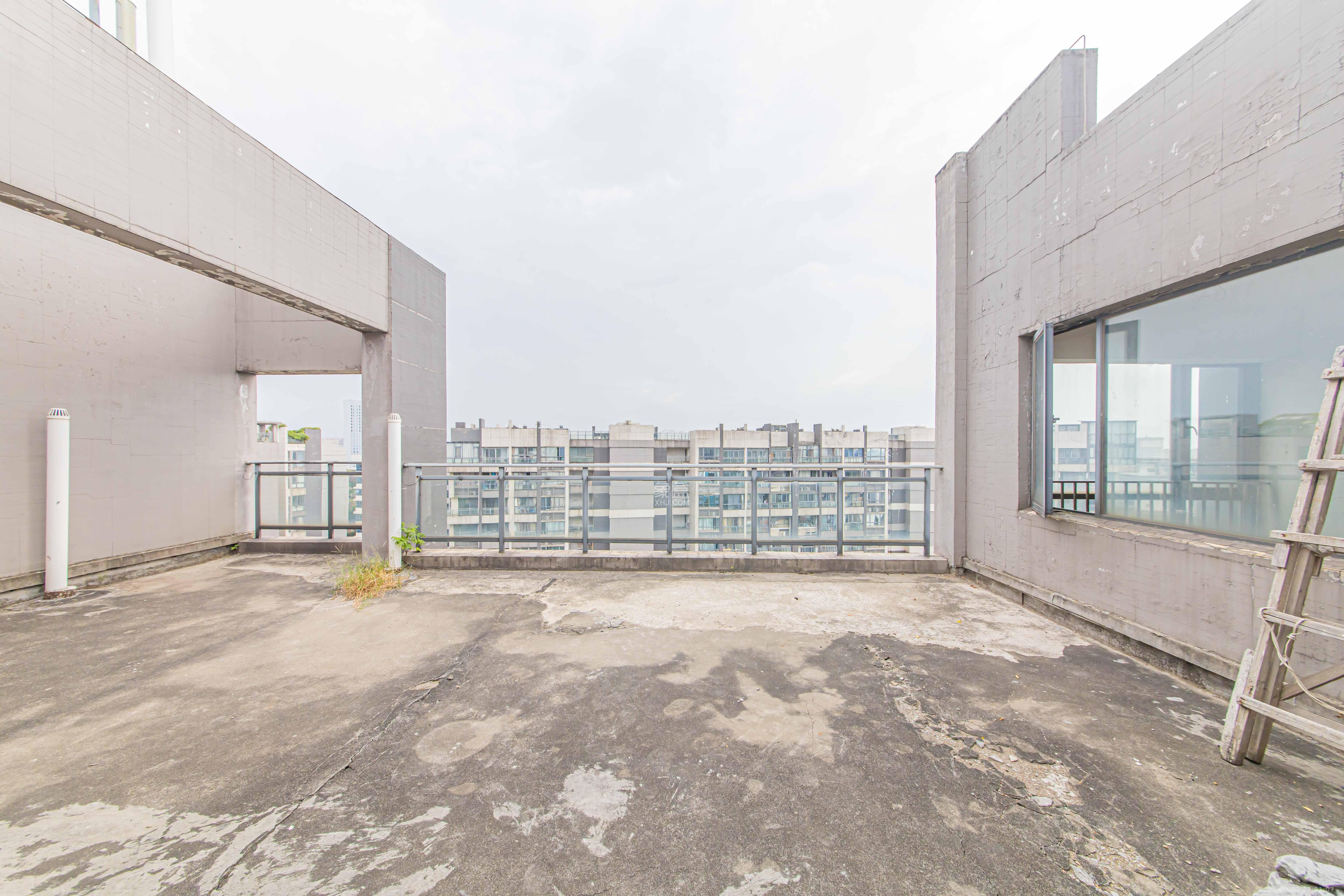 中信城市广场(中信新城一期) 6室2厅2卫 200.0万 中信城市广场(中信新城一期) 6室2厅2卫 200.0万阳台