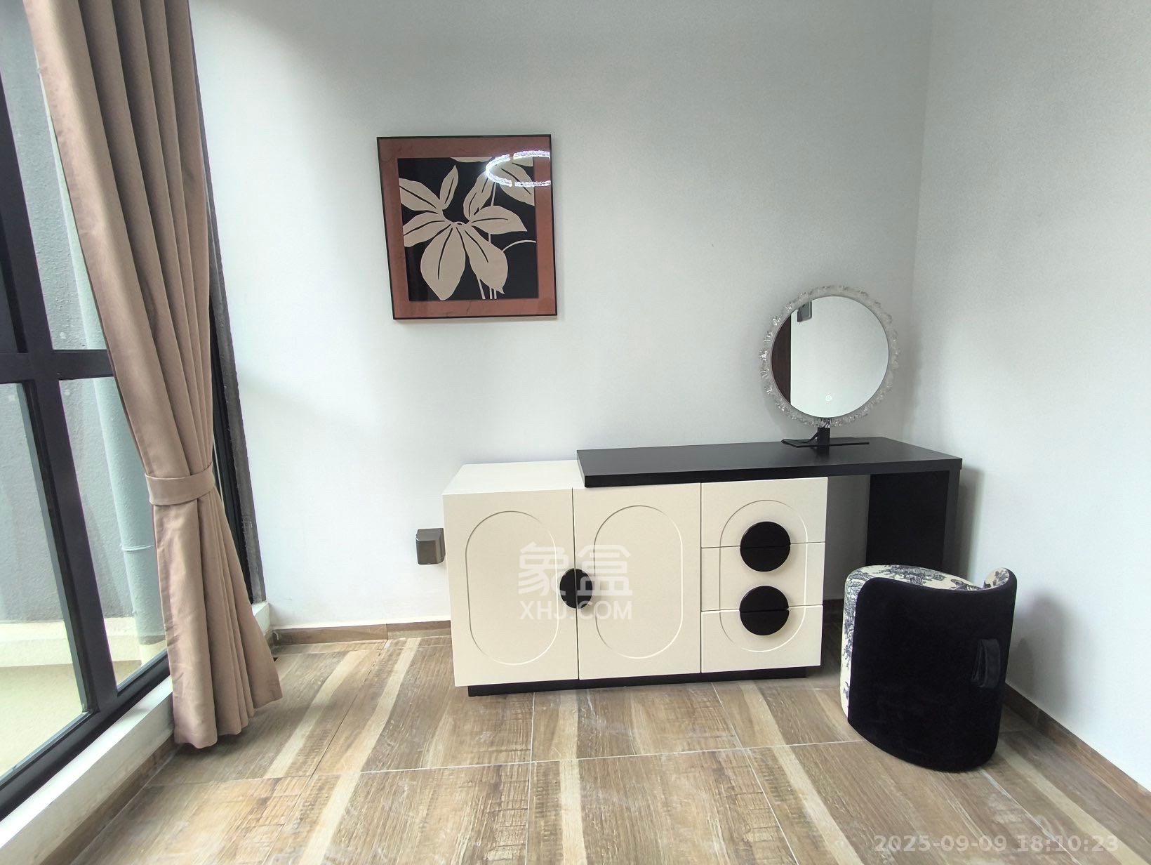 绿地V岛  4室2厅2卫    5000.0元/月室内图