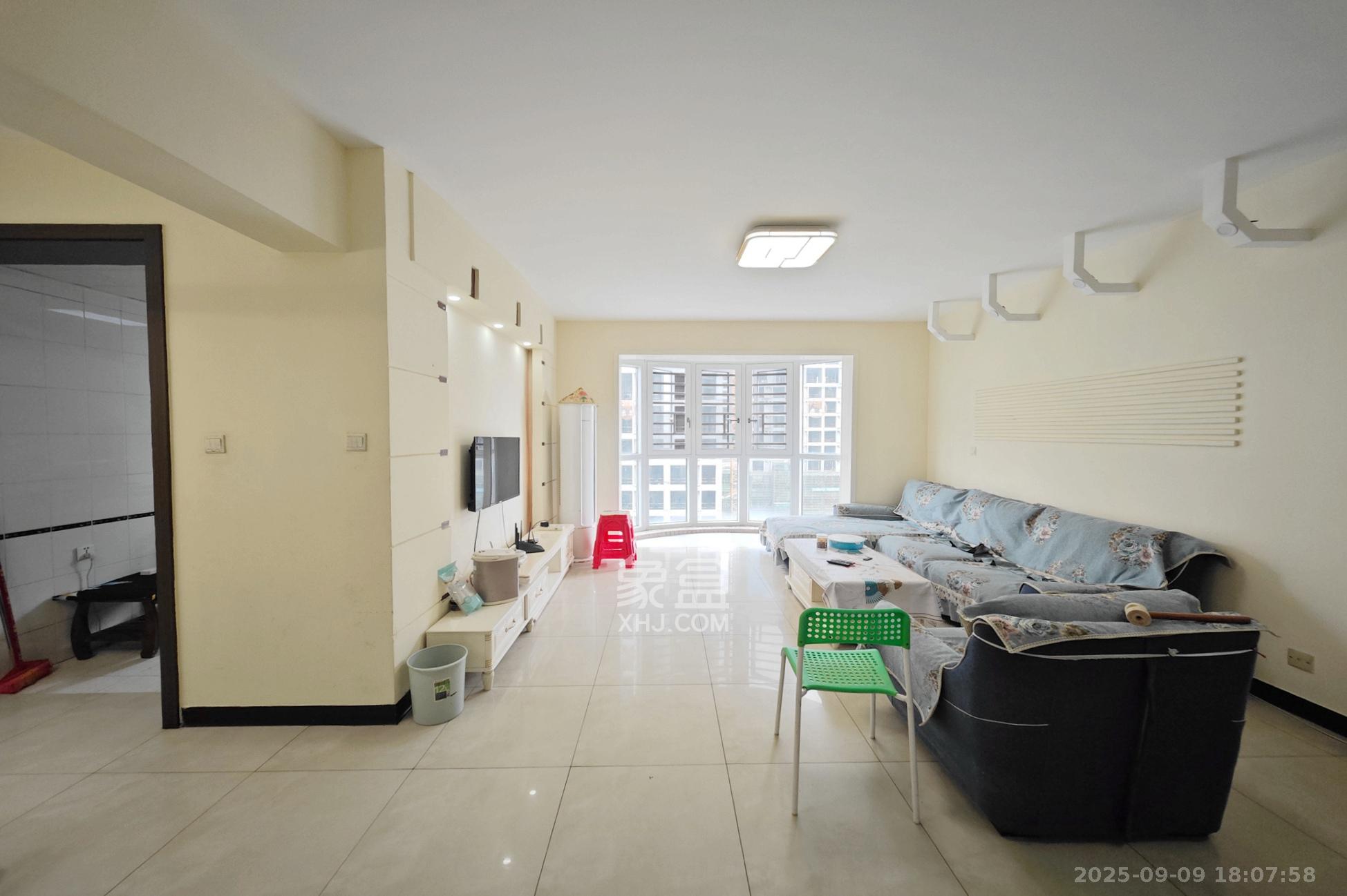 佳润新城(佳润新都) 3室2厅2卫 118.0万 佳润新城(佳润新都) 3室2厅2卫 118.0万客厅