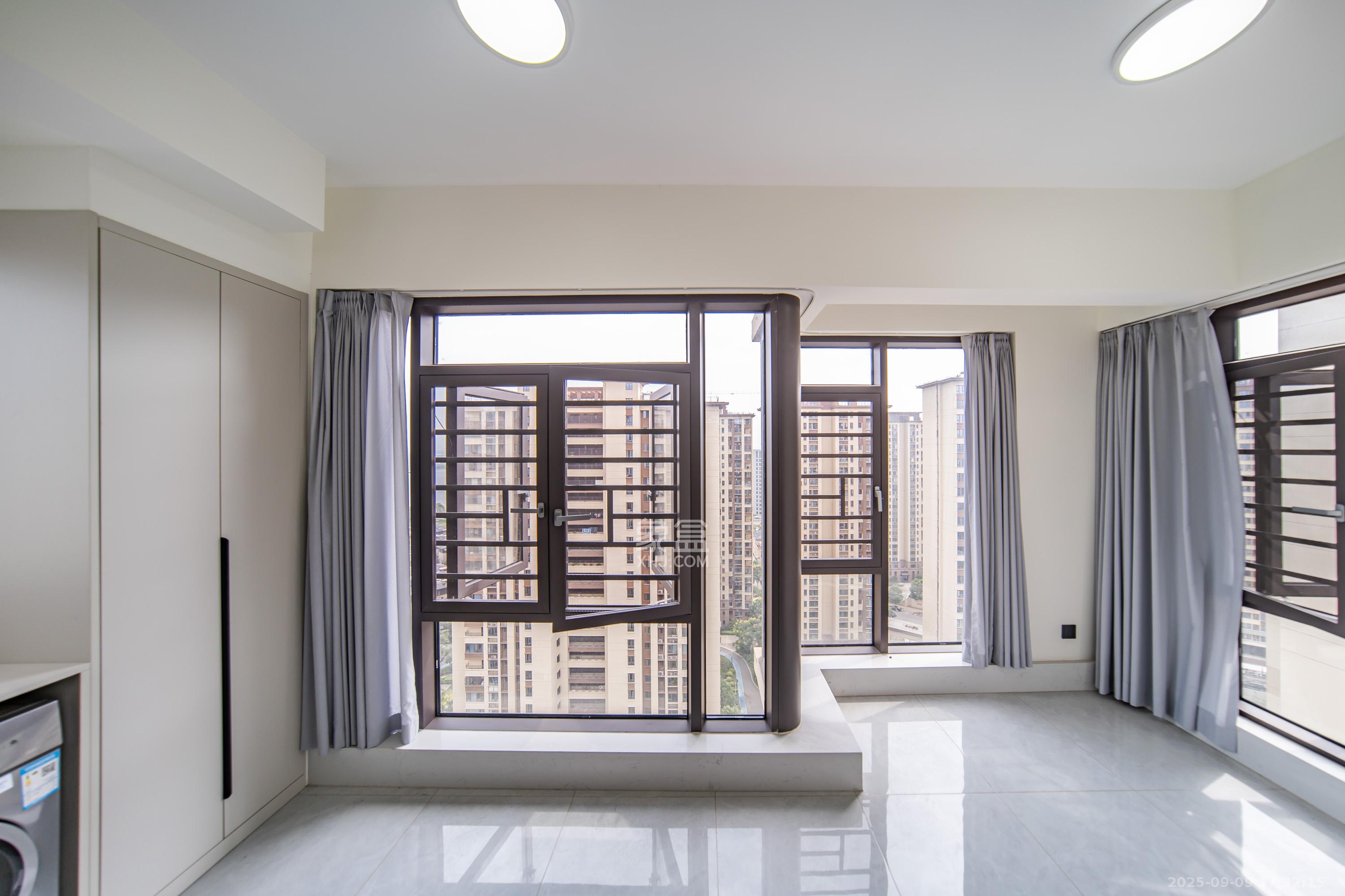 蓝光雍锦半岛 2室1厅1卫 128.0万 蓝光雍锦半岛 2室1厅1卫 128.0万阳台