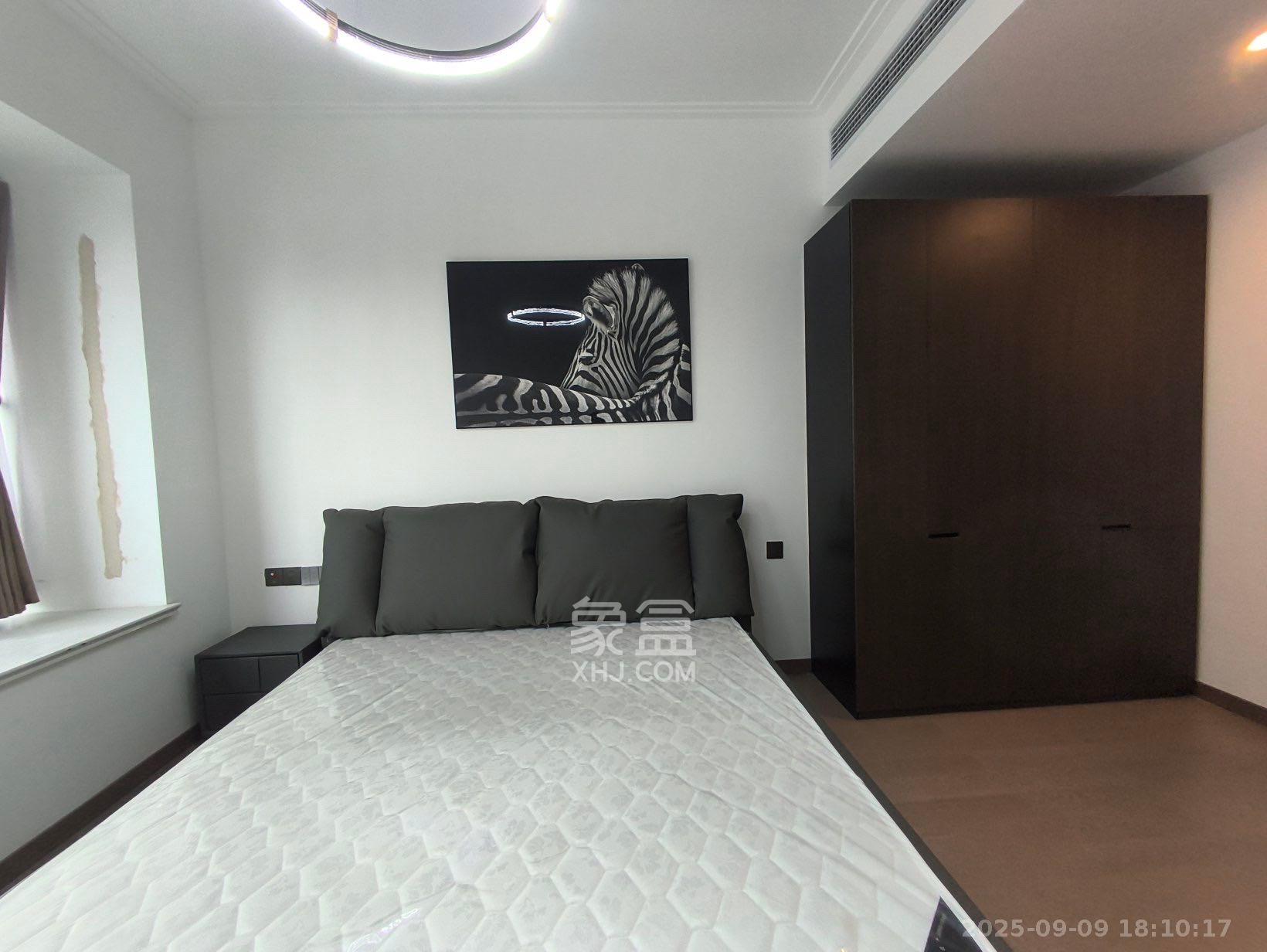 绿地V岛  4室2厅2卫    5000.0元/月室内图