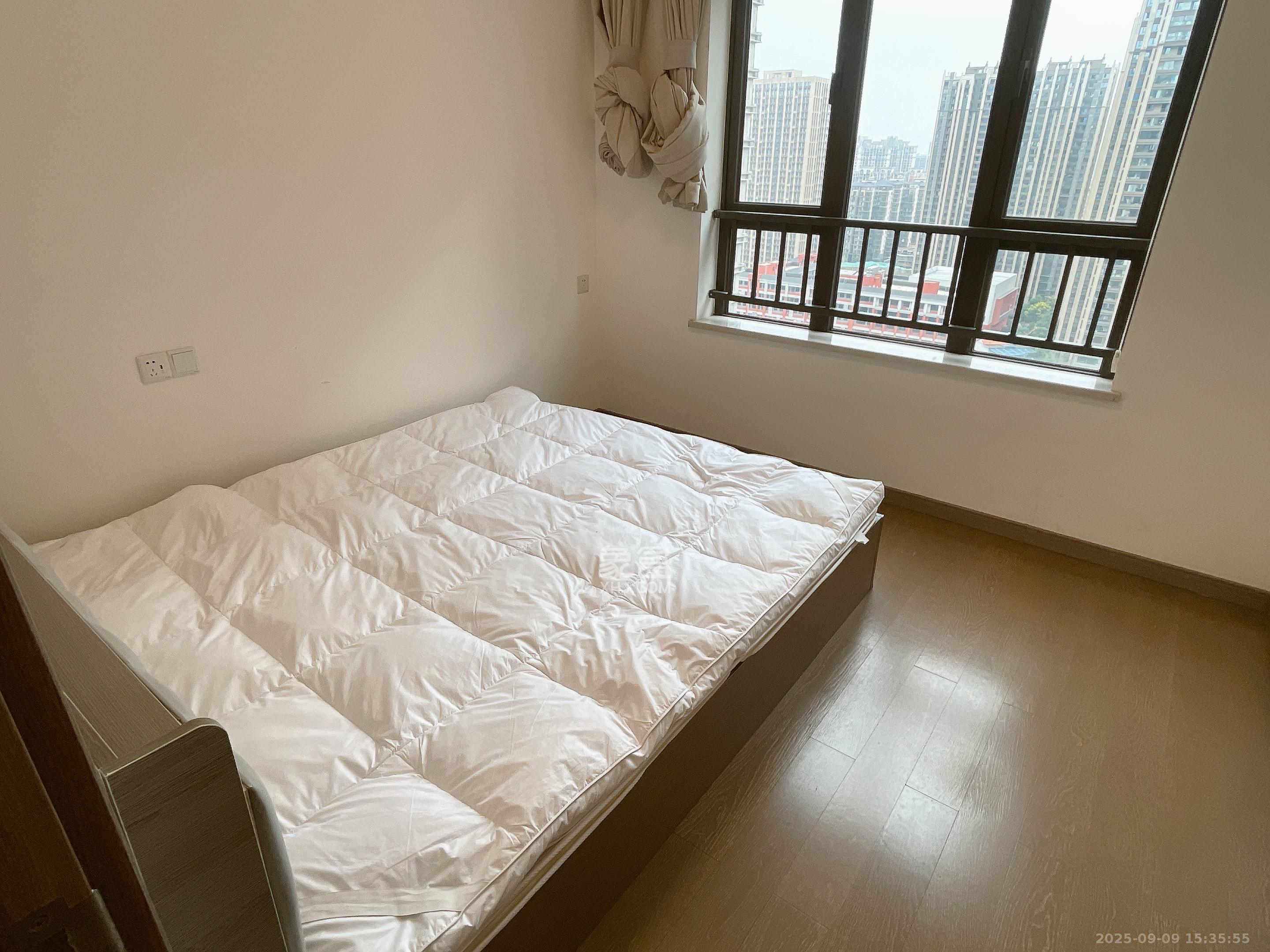龙湖铂金中心（龙湖春江郦城）  4室2厅2卫   6500.00元/月室内图