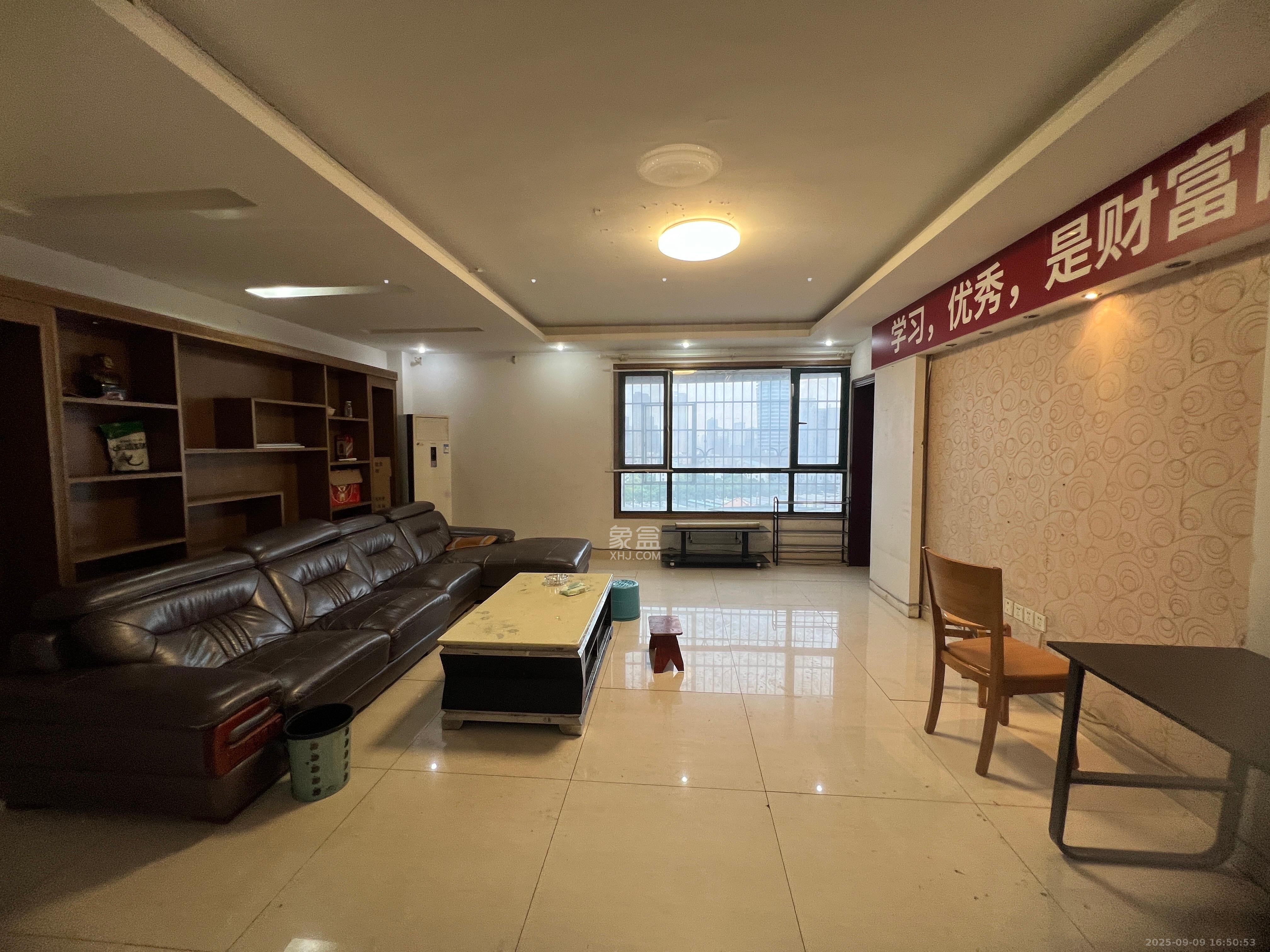 南明苑西区 4室2厅1卫 2700.0元/月 南明苑西区 4室2厅1卫 2700.0元/月室内图