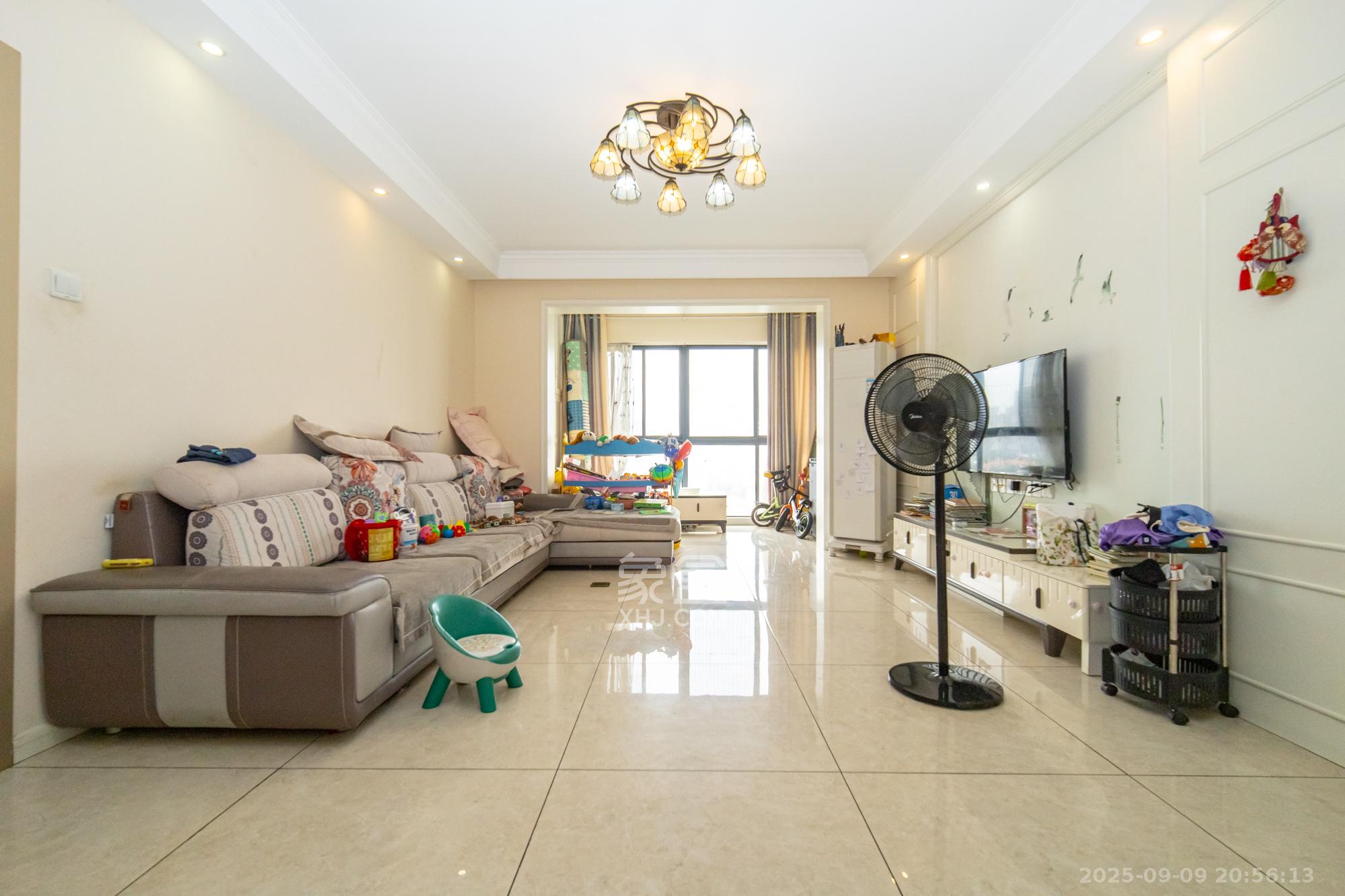 丰源国际 3室2厅2卫 82.0万 丰源国际 3室2厅2卫 82.0万客厅