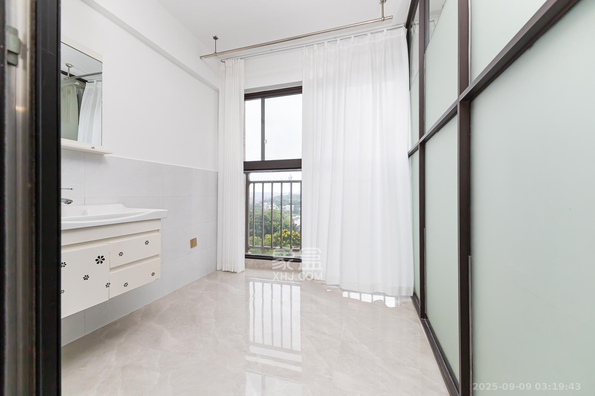 时代倾城三期 2室2厅1卫 68.8万 时代倾城三期 2室2厅1卫 68.8万阳台