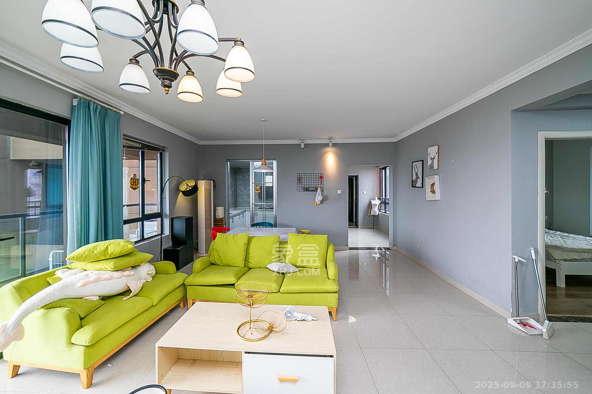 荣悦台 3室2厅2卫 200.0万 荣悦台 3室2厅2卫 200.0万客厅