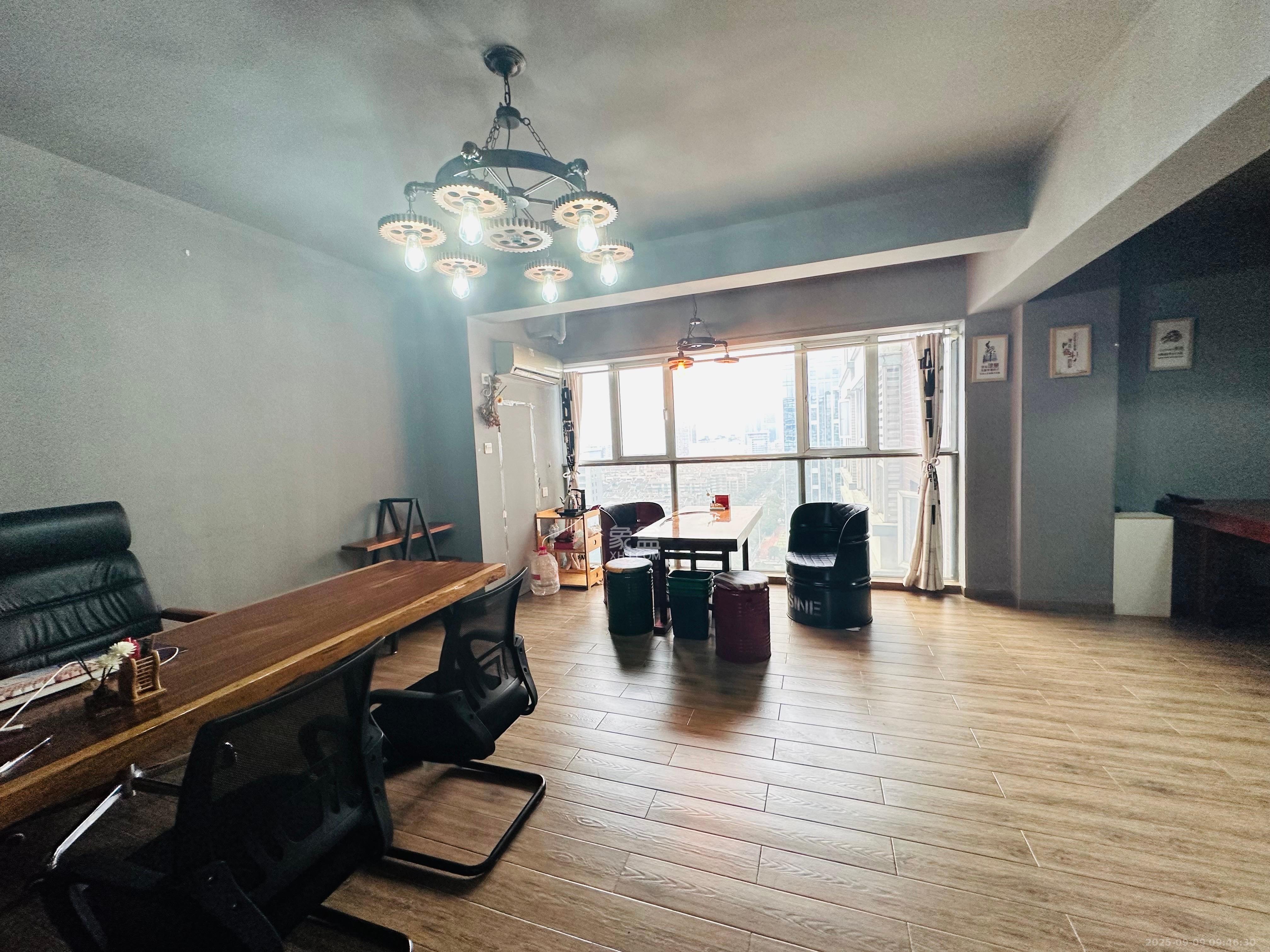 左岸右岸 1室1厅1卫 1500.0元/月 左岸右岸 1室1厅1卫 1500.0元/月室内图