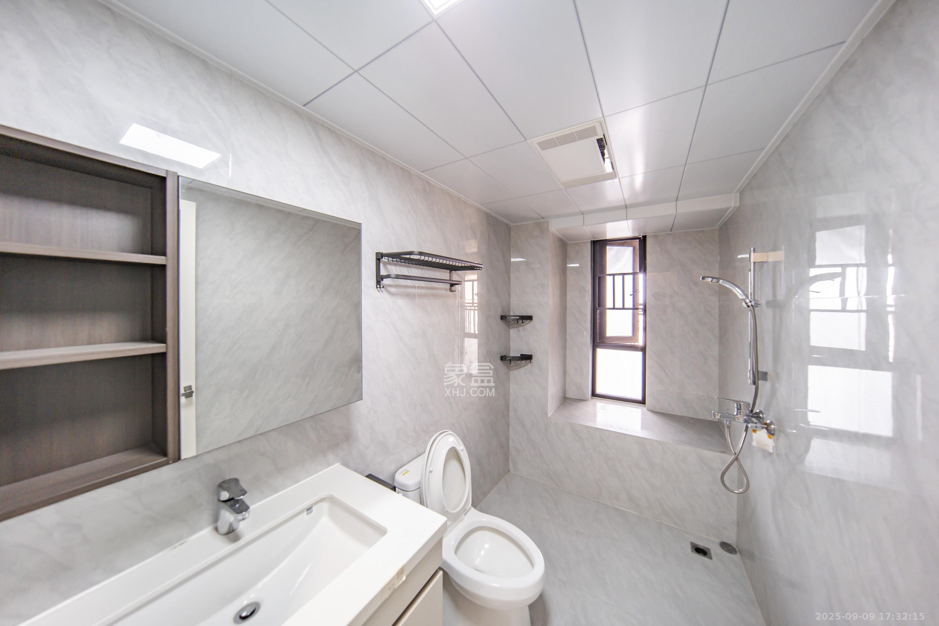 蓝光雍锦半岛 2室1厅1卫 128.0万 蓝光雍锦半岛 2室1厅1卫 128.0万卫生间