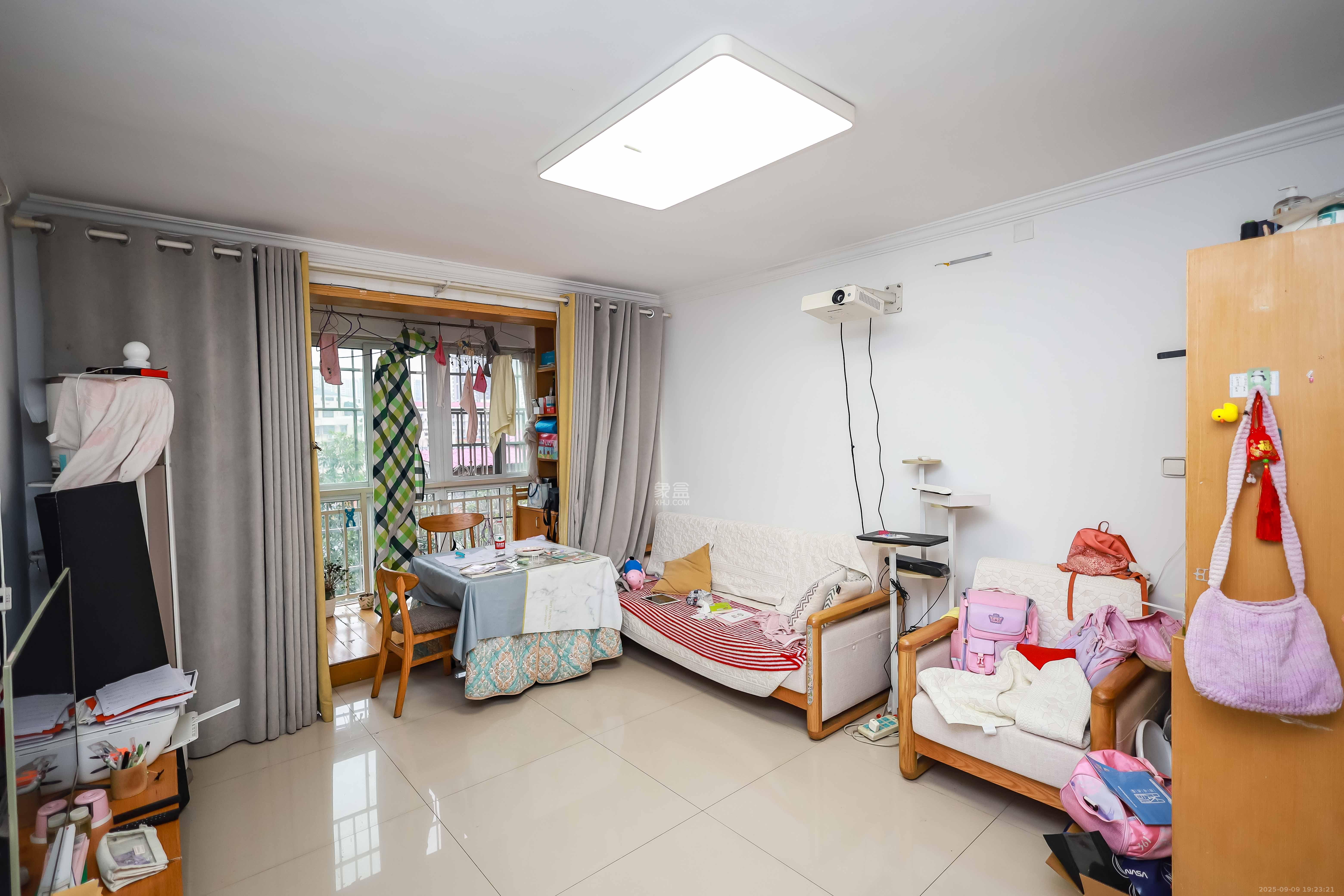 咸嘉新村悦峰园 2室2厅1卫 70.0万 咸嘉新村悦峰园 2室2厅1卫 70.0万客厅