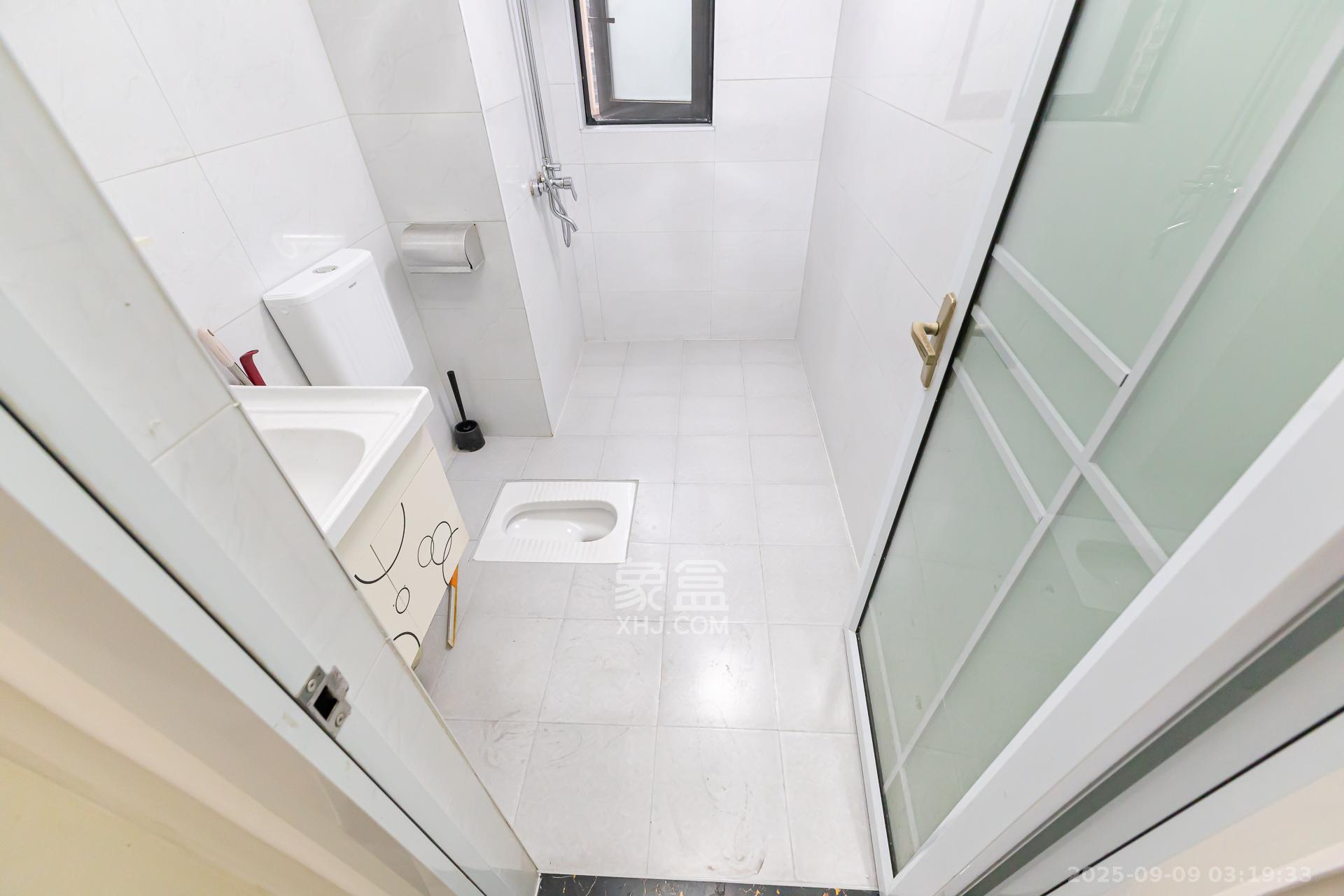 时代倾城三期 2室2厅1卫 68.8万 时代倾城三期 2室2厅1卫 68.8万卫生间